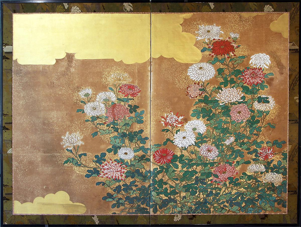 Two-panel screen painted with mineral pigments on rice paper and gold leaf.
Floral scene of a Rimpa School garden with polychrome chrysanthemum flowers, very good size.
Soft colors and strong design elements combined make it a screen with an intense