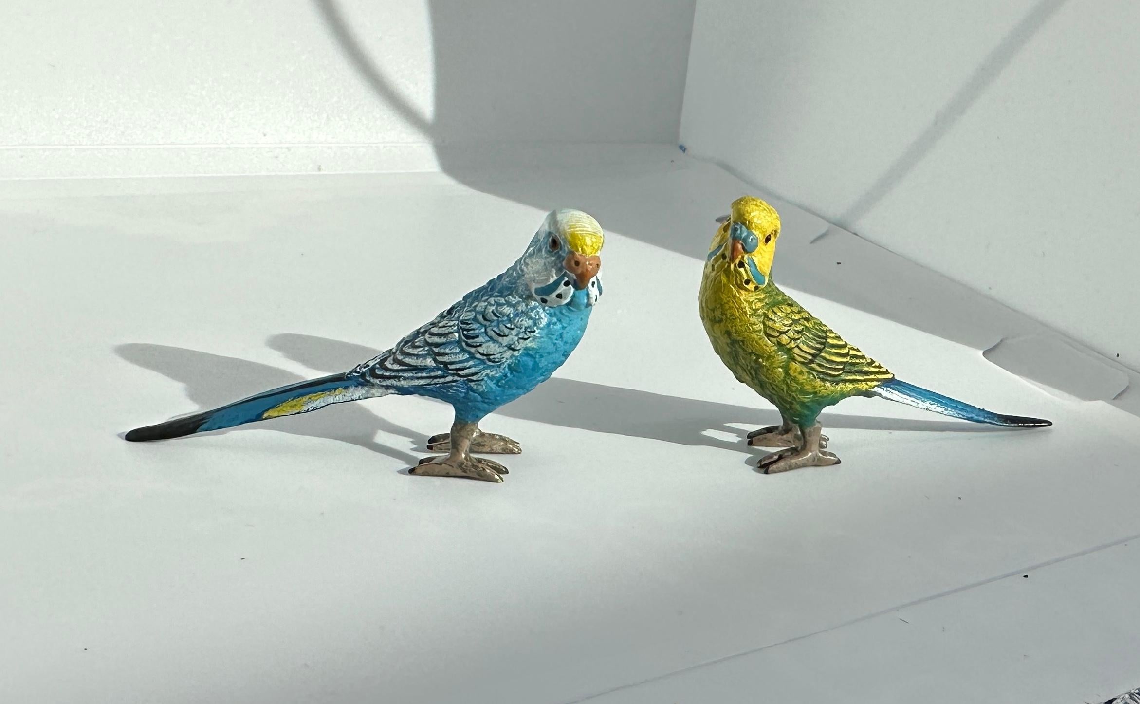 Zwei Sittiche Vögel Bergman Austrian Vienna Bronze Sittiche Lovebird im Zustand „Hervorragend“ im Angebot in New York, NY