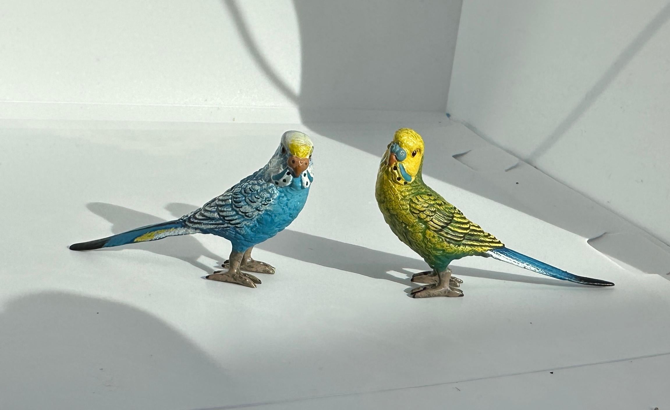 Zwei Sittiche Vögel Bergman Austrian Vienna Bronze Sittiche Lovebird für Damen oder Herren im Angebot