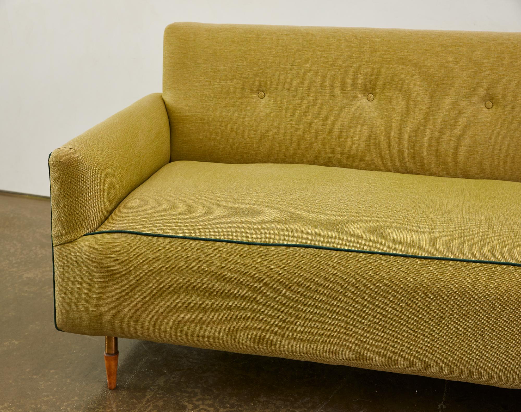 Zweiteiliges italienisches Sofa C 1950 mit Holz- und Messingfüßen (Moderne der Mitte des Jahrhunderts) im Angebot