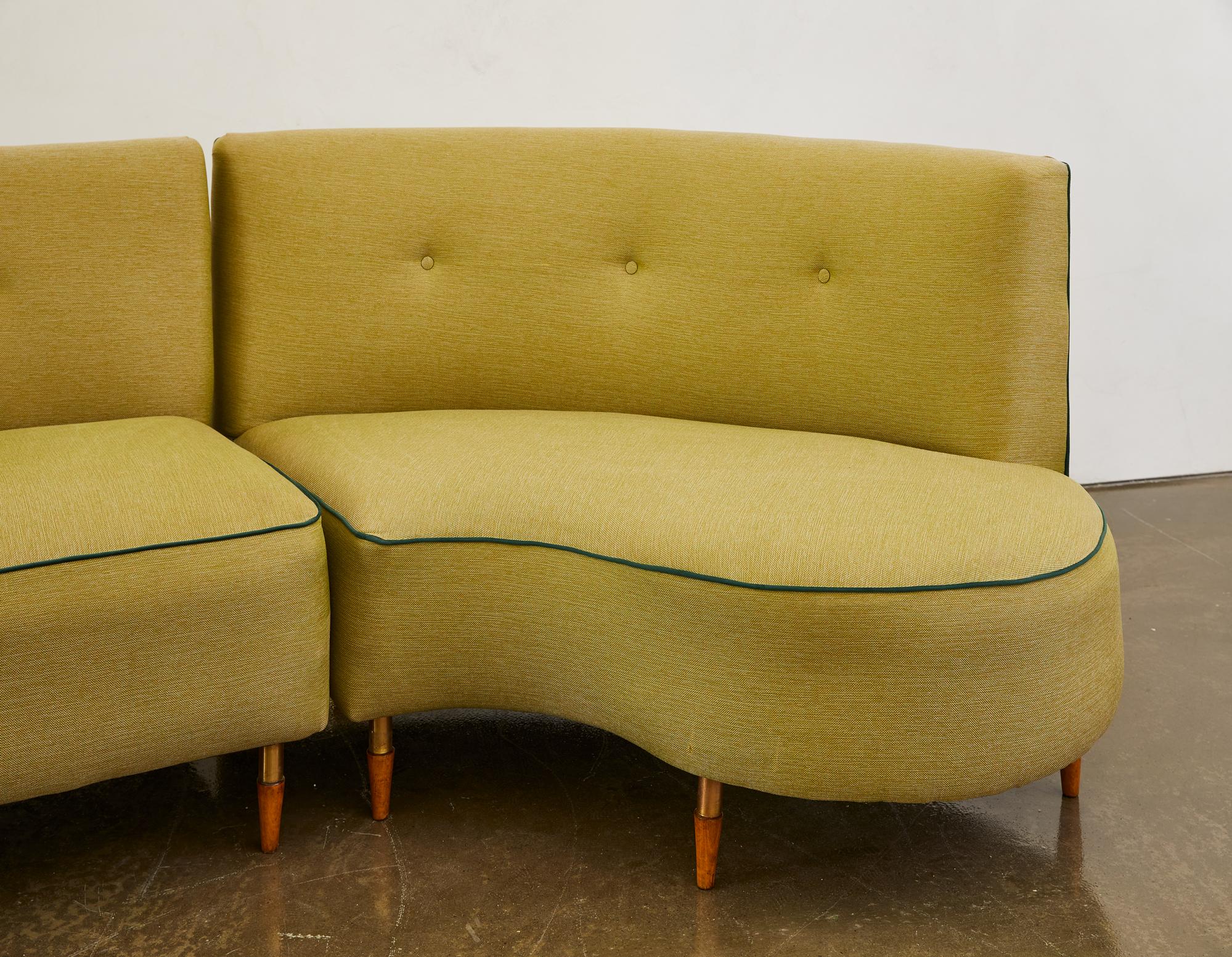 Zweiteiliges italienisches Sofa C 1950 mit Holz- und Messingfüßen (Italienisch) im Angebot