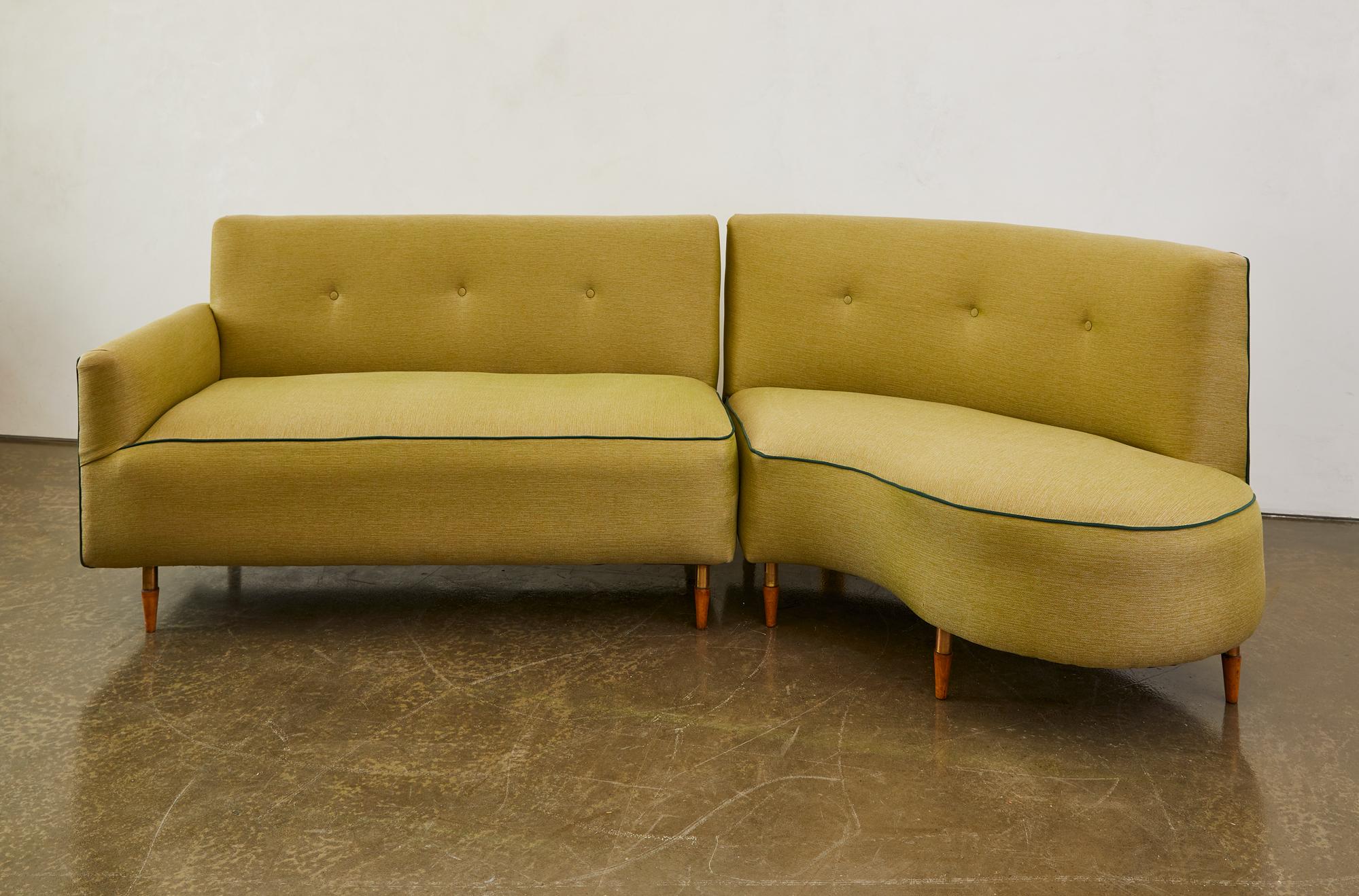 Zweiteiliges italienisches Sofa C 1950 mit Holz- und Messingfüßen im Zustand „Gut“ im Angebot in Brooklyn, NY