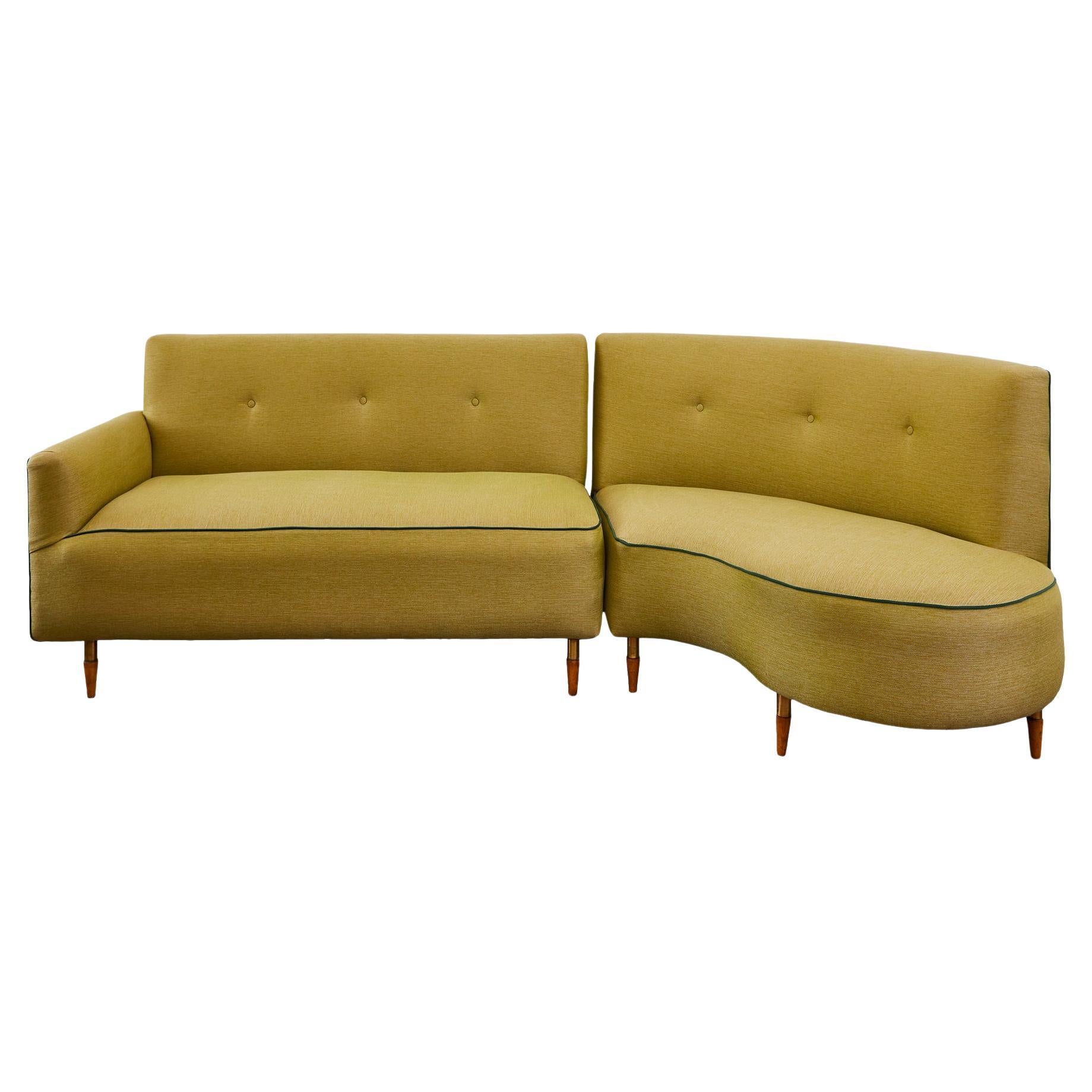 Zweiteiliges italienisches Sofa C 1950 mit Holz- und Messingfüßen im Angebot