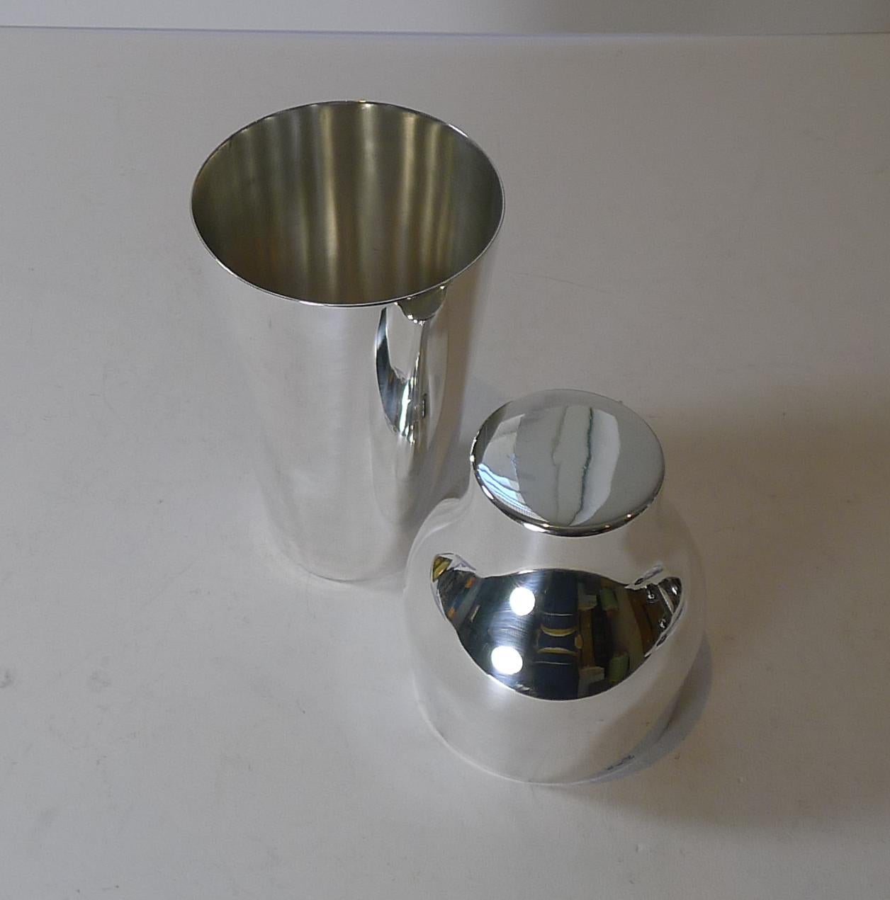 Two Part Modernist Cocktail Shaker by Orfèvrerie Christofle, Paris In Good Condition For Sale In Bath, GB