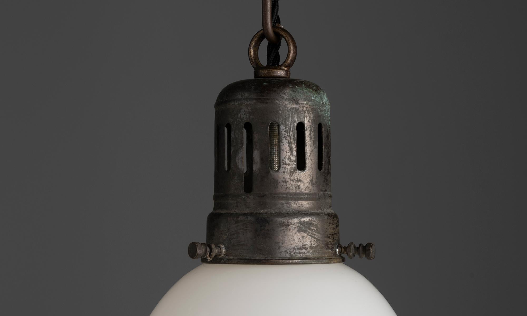 Pendentifs en opaline en deux parties, Pays-Bas vers 1920 Bon état - En vente à Culver City, CA