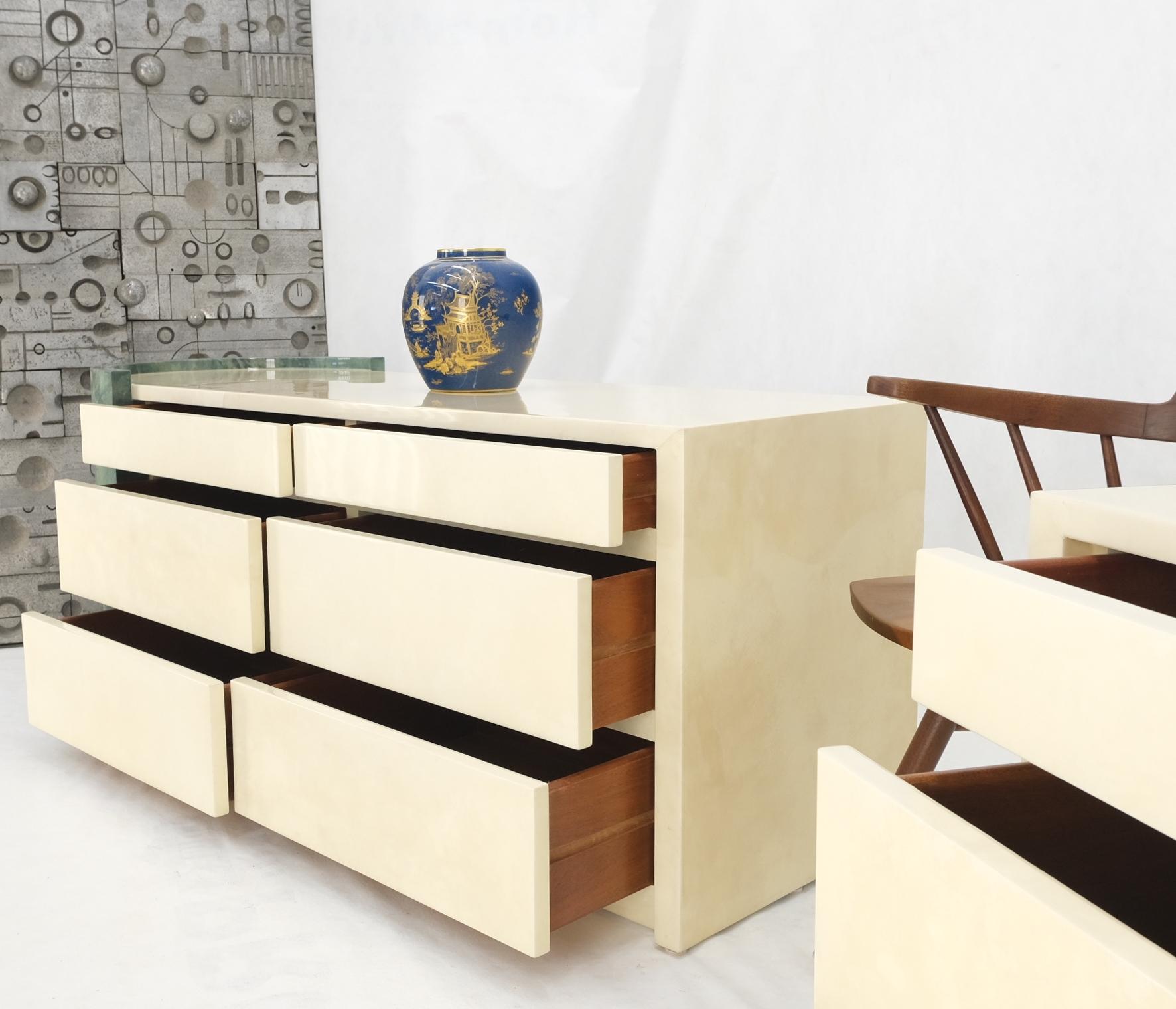 Credenza in pelle di capra in due parti affiancate Racetrack Buffed Lacquered verde & bone mint!
Attribuito a Karl Springer. Splendida lavorazione artigianale con uno spesso strato di lacca di impiallacciatura in pelle di capra e pergamena. È stato