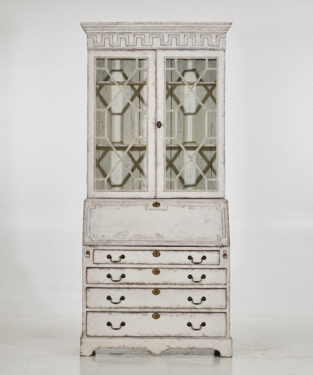 European two-part vitrine cabinet with Fine carvings, circa 1790.