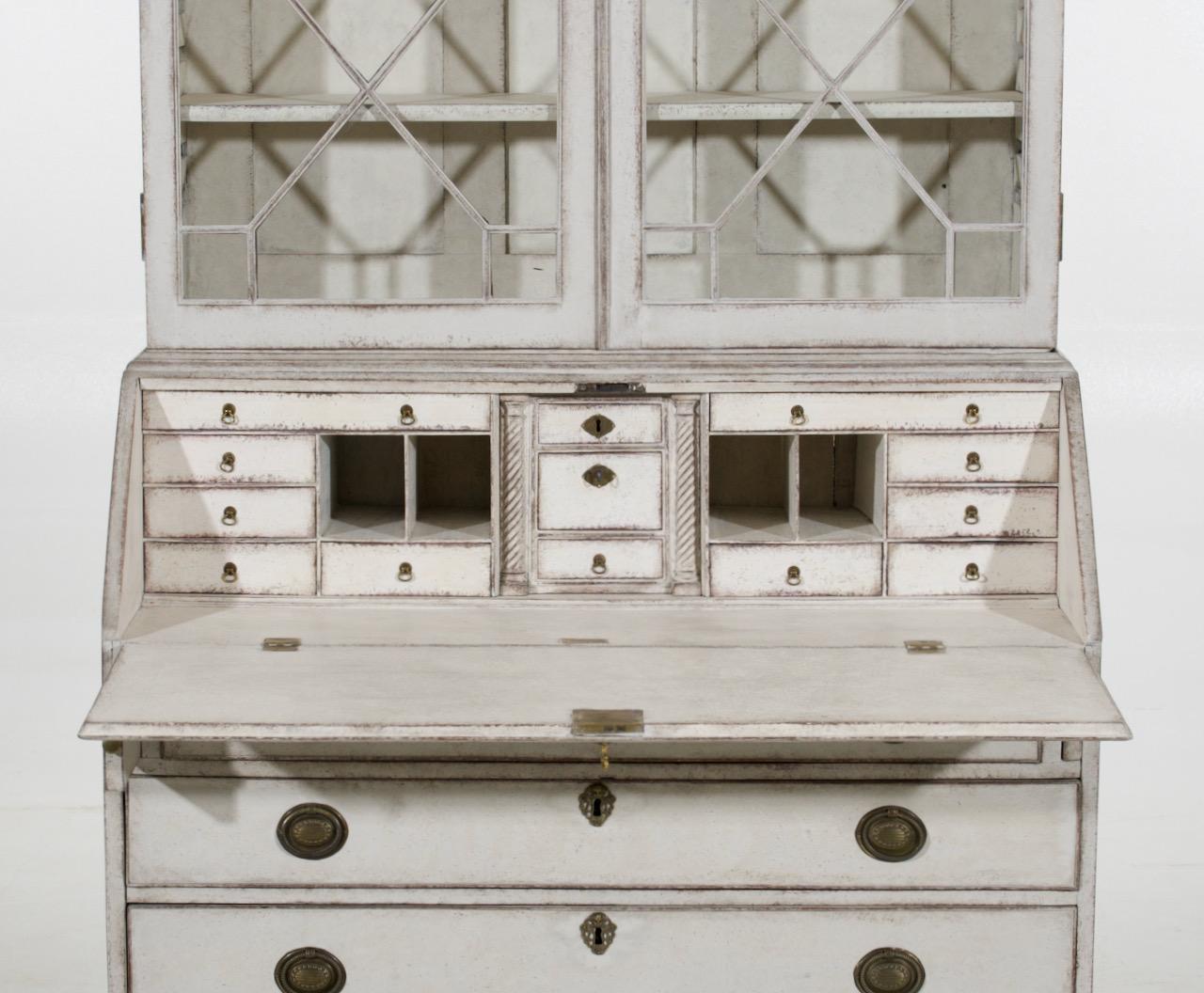 Two-Parts Vitrine Cabinet, circa 1790 For Sale 2