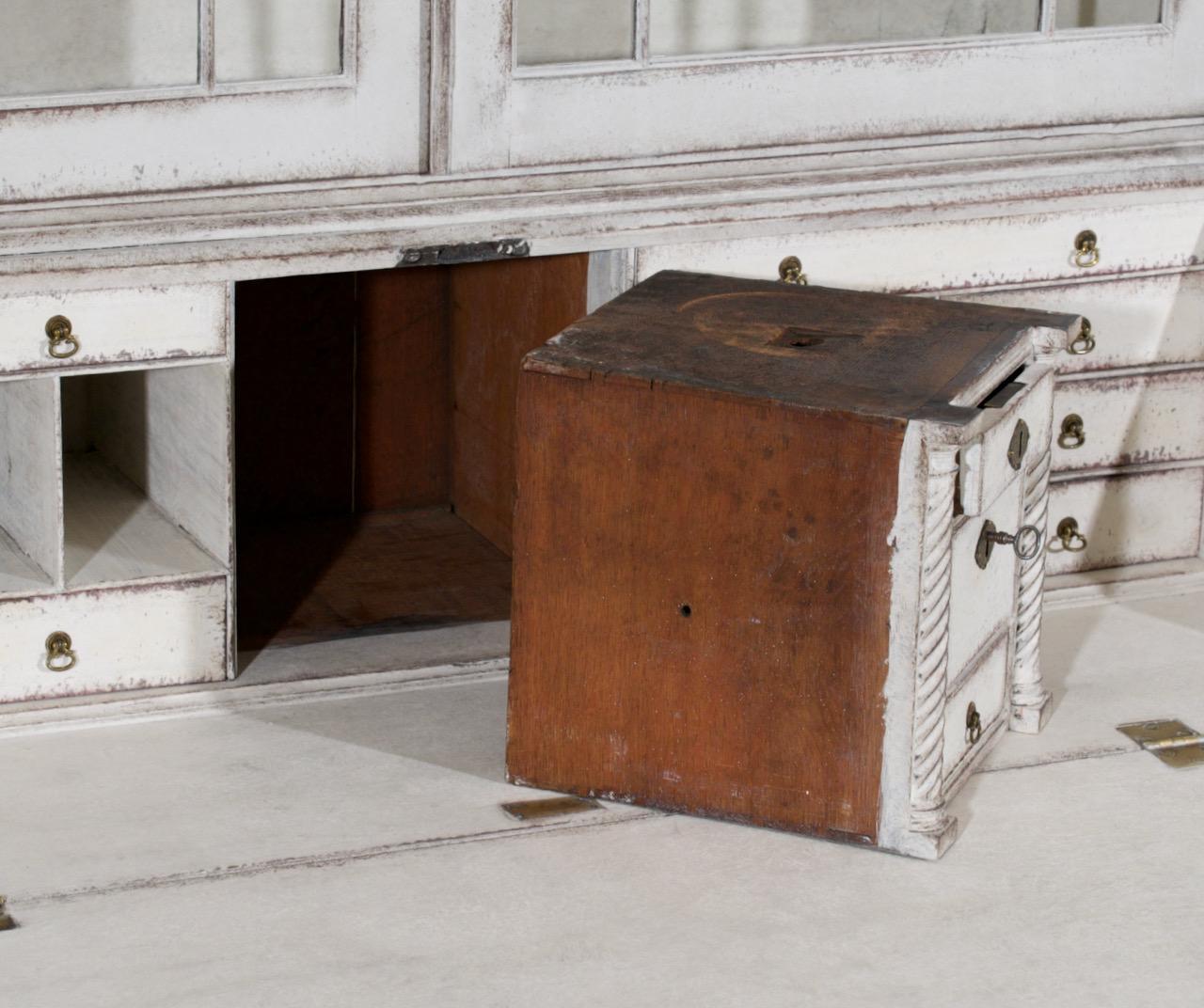 Two-Parts Vitrine Cabinet, circa 1790 For Sale 4