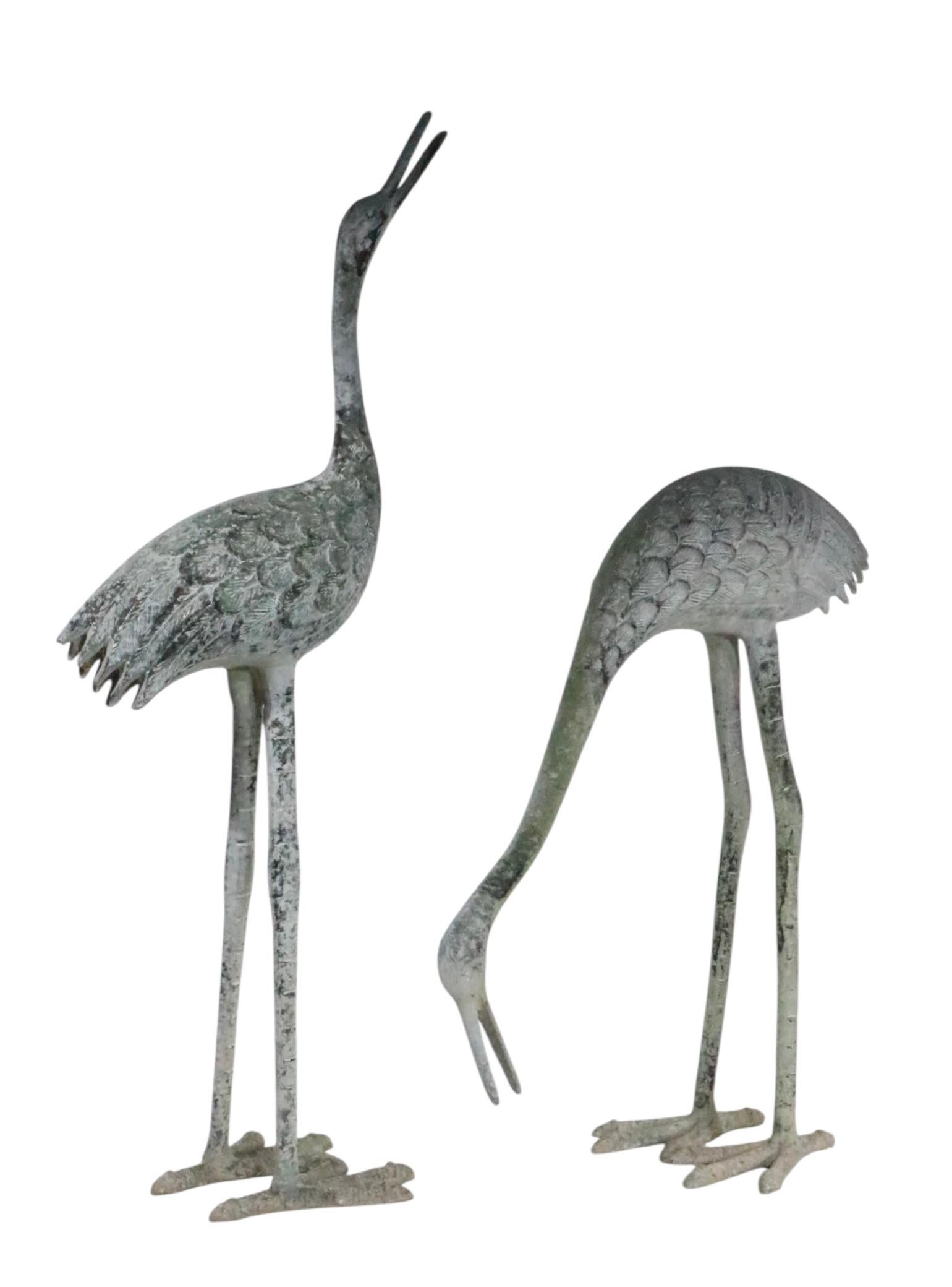 Zwei patinierte Metall Reiher Garten Ornamente im japanischen Stil (Anglo-japanisch) im Angebot