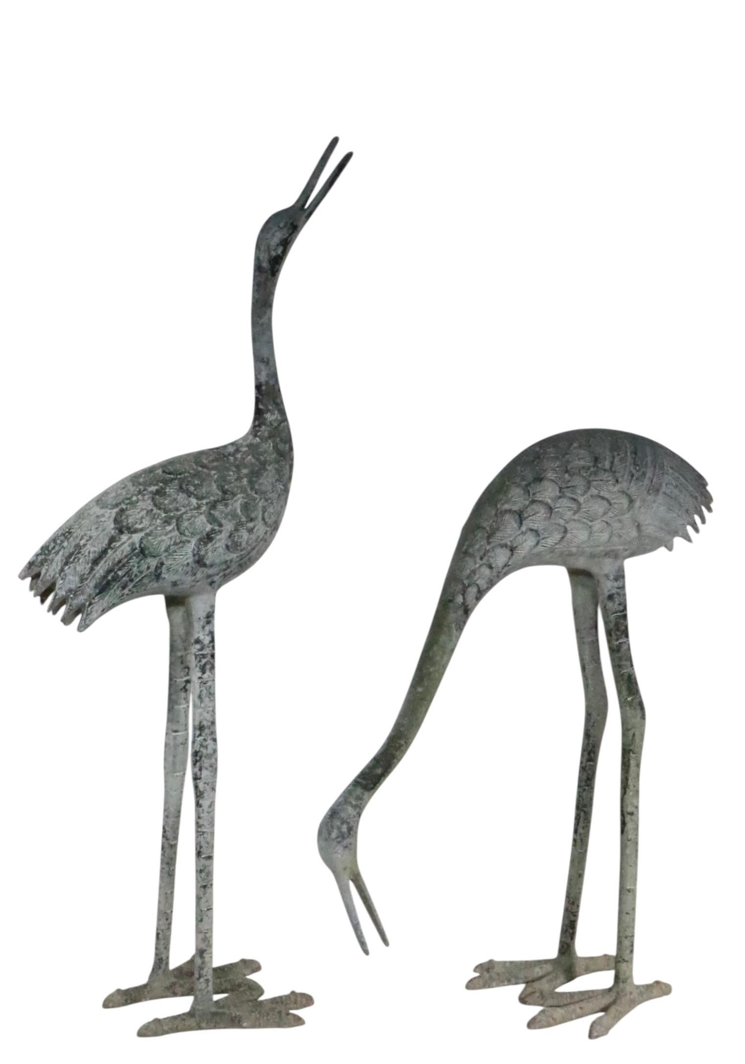 Zwei patinierte Metall Reiher Garten Ornamente im japanischen Stil (Japanisch) im Angebot