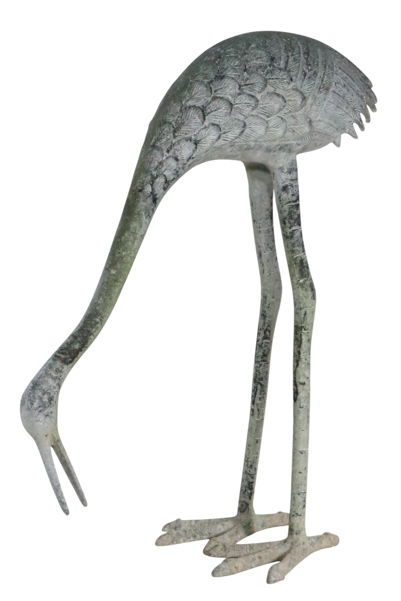 Zwei patinierte Metall Reiher Garten Ornamente im japanischen Stil im Zustand „Gut“ im Angebot in New York, NY