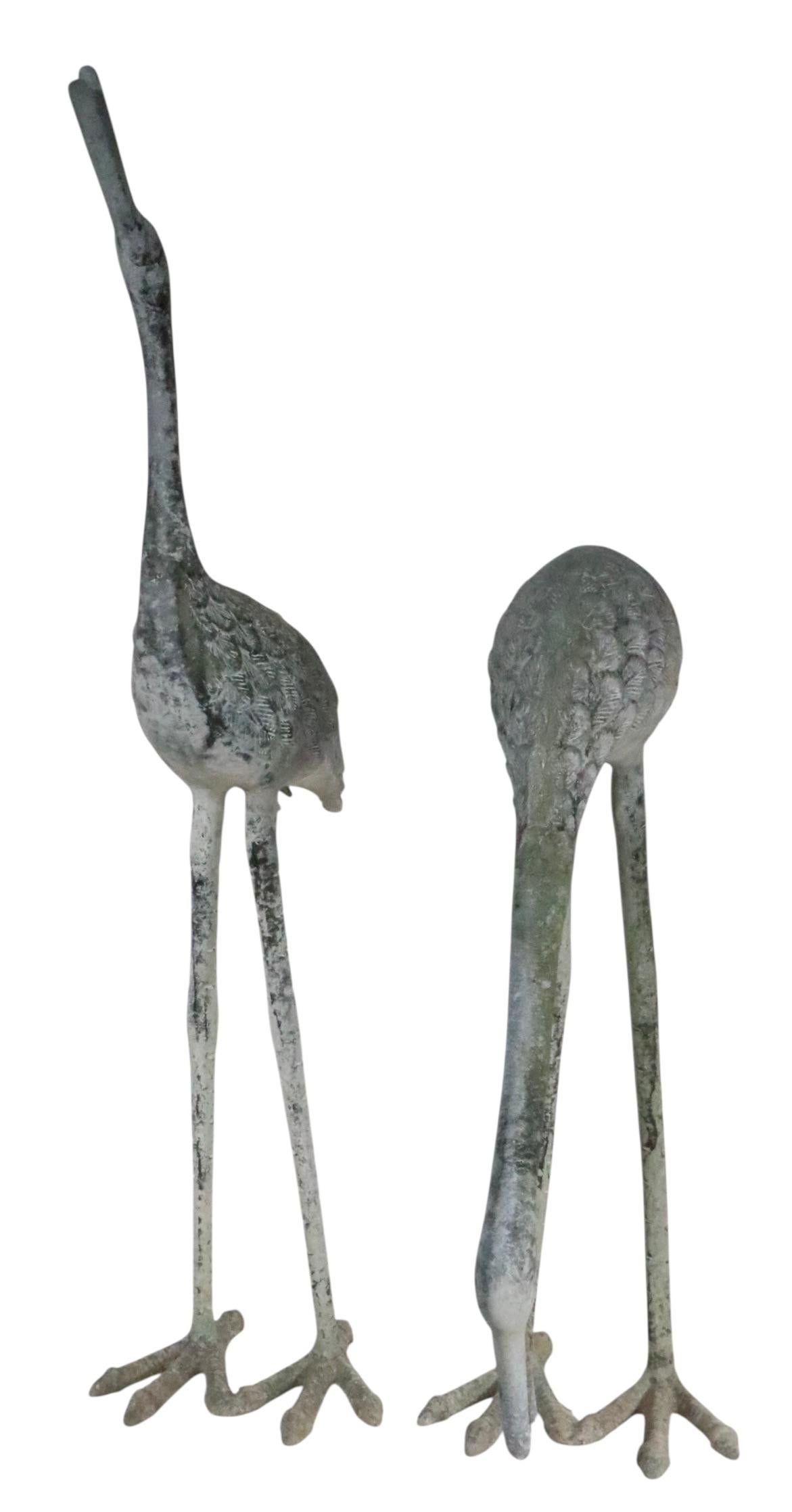 Zwei patinierte Metall Reiher Garten Ornamente im japanischen Stil im Angebot 1