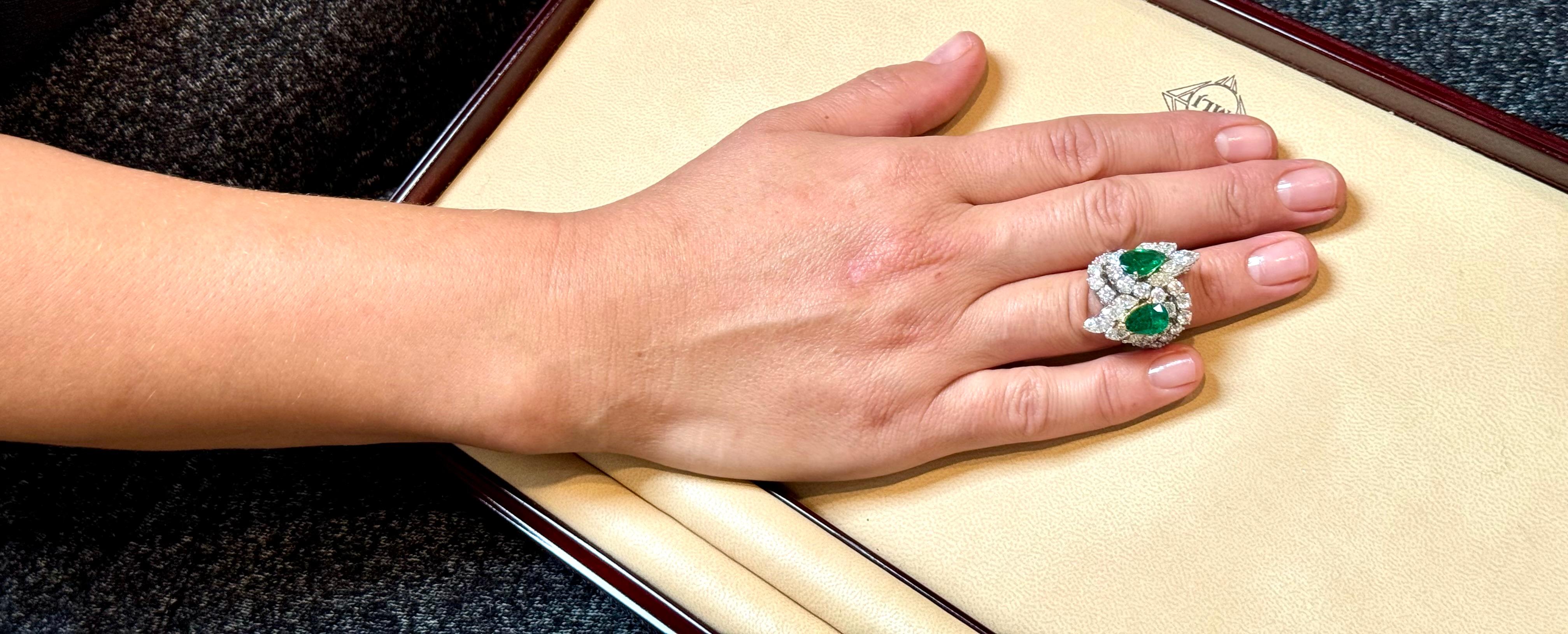 Deux émeraudes en forme de poire 5.5 Ct  & Bague en diamant de 8,5 ct,  Or blanc 18 carats taille 6 en vente 15
