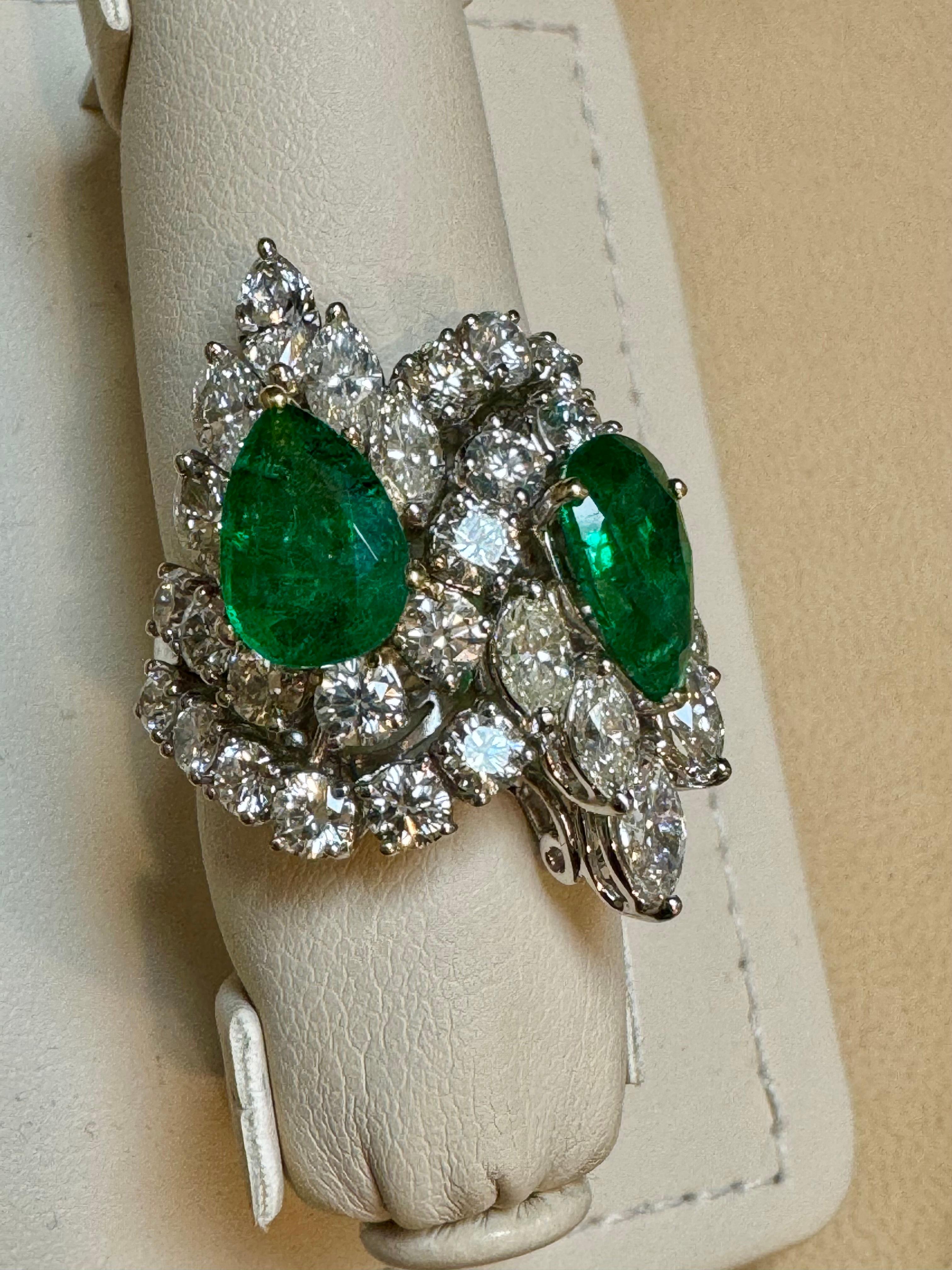 Two Pear shape 5.5 Ct Emerald  & 8.5 Ct Diamond Ring,  18K White Gold Size 6 In Excellent Condition For Sale In New York, NY