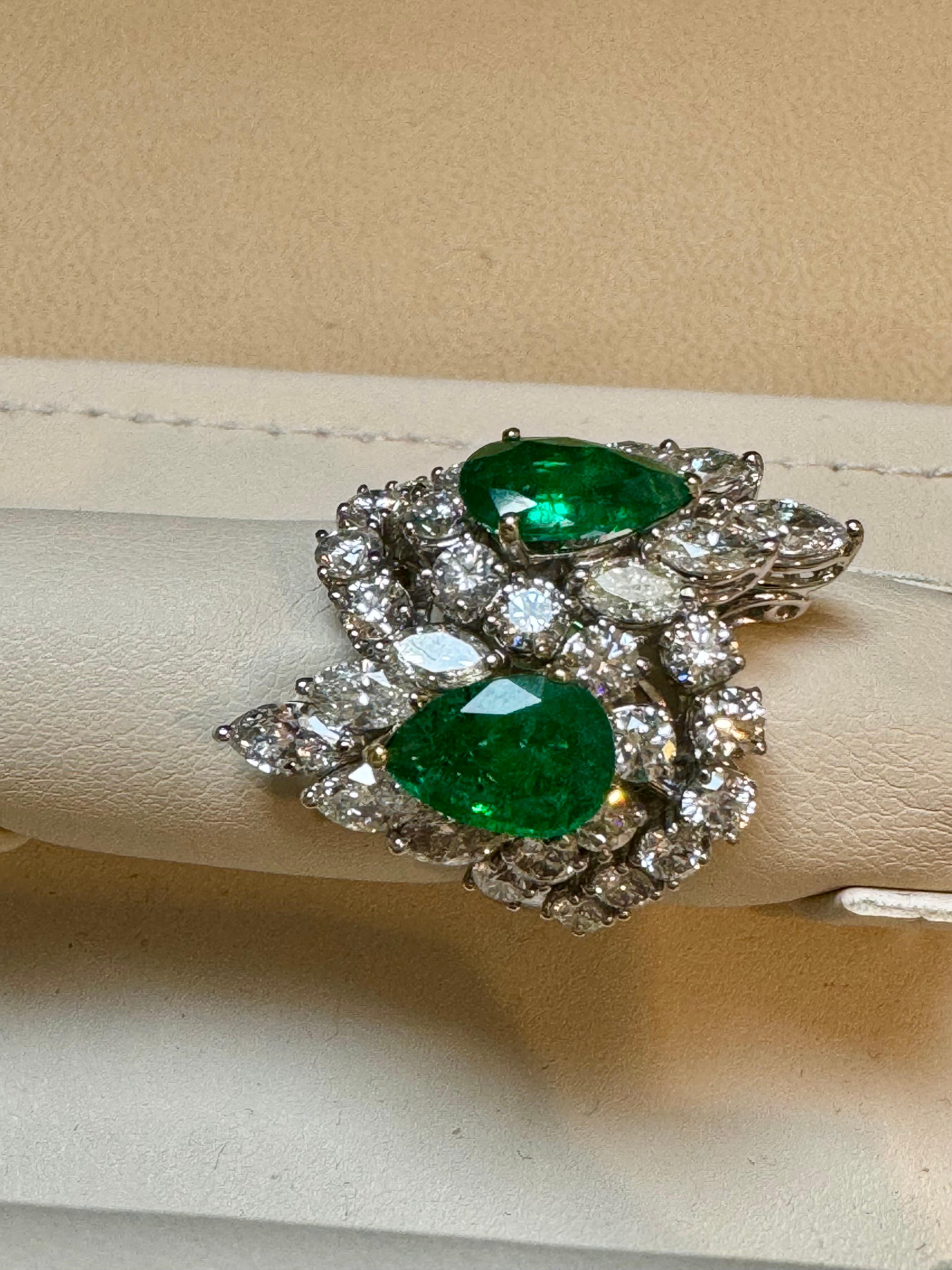 Zwei birnenförmige 5,5 Karat Smaragde  & 8,5 Karat Diamantring,  18 Karat Weißgold Größe 6 Damen im Angebot