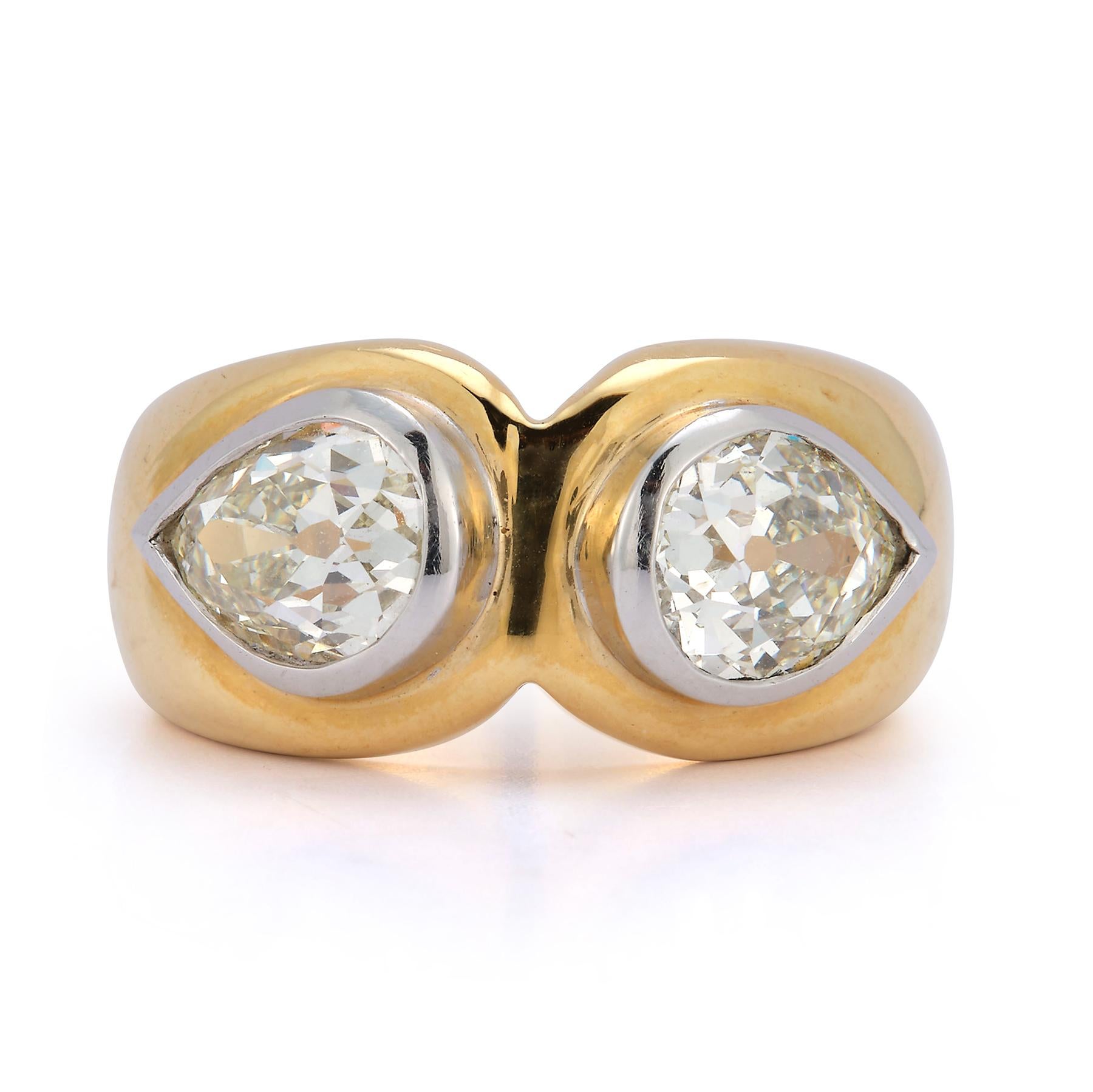 Two Pear Shape Diamond Ring In Excellent Condition For Sale In New York, NY