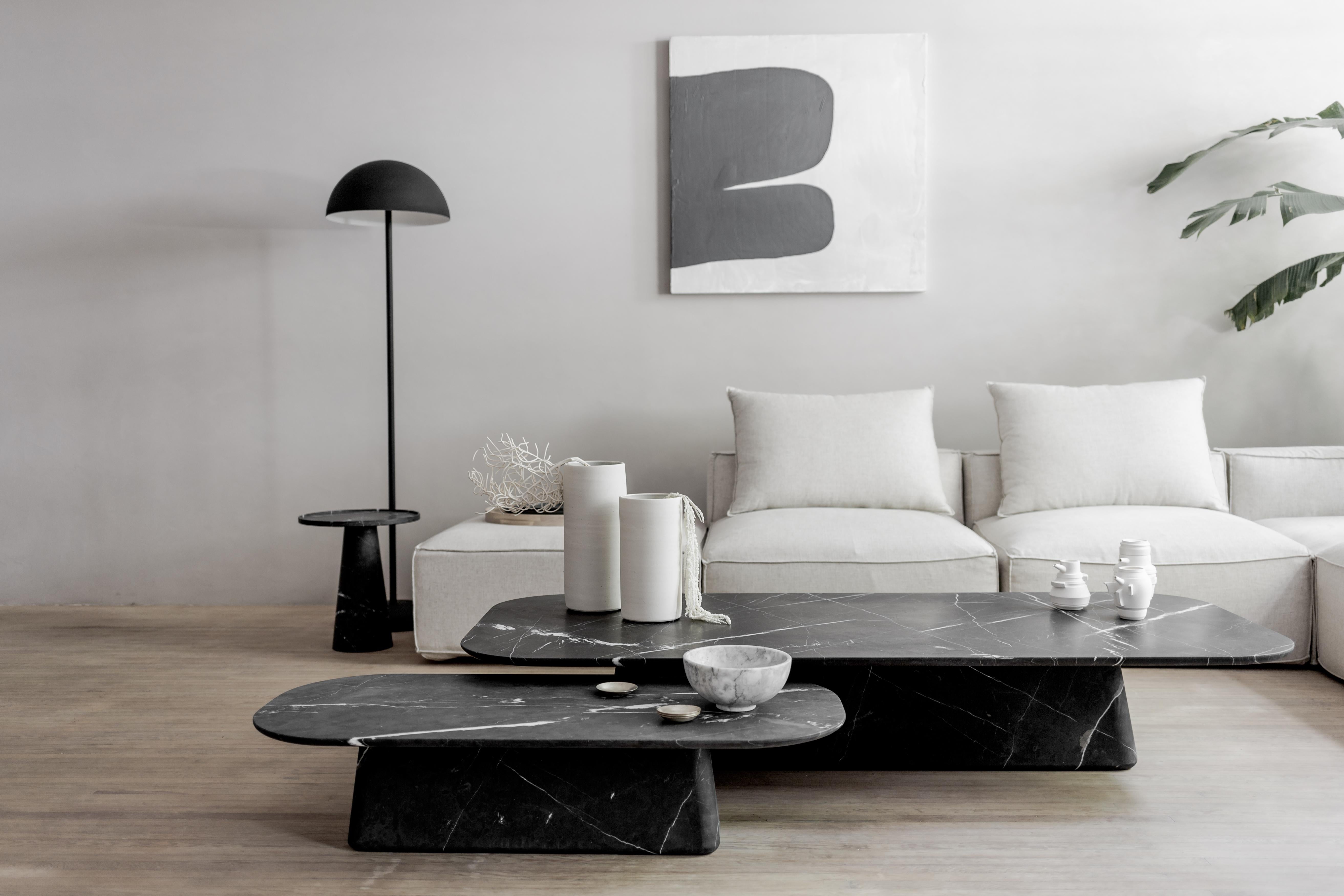 XXIe siècle et contemporain Ensemble de deux tables basses à piédestal en marbre noir en vente