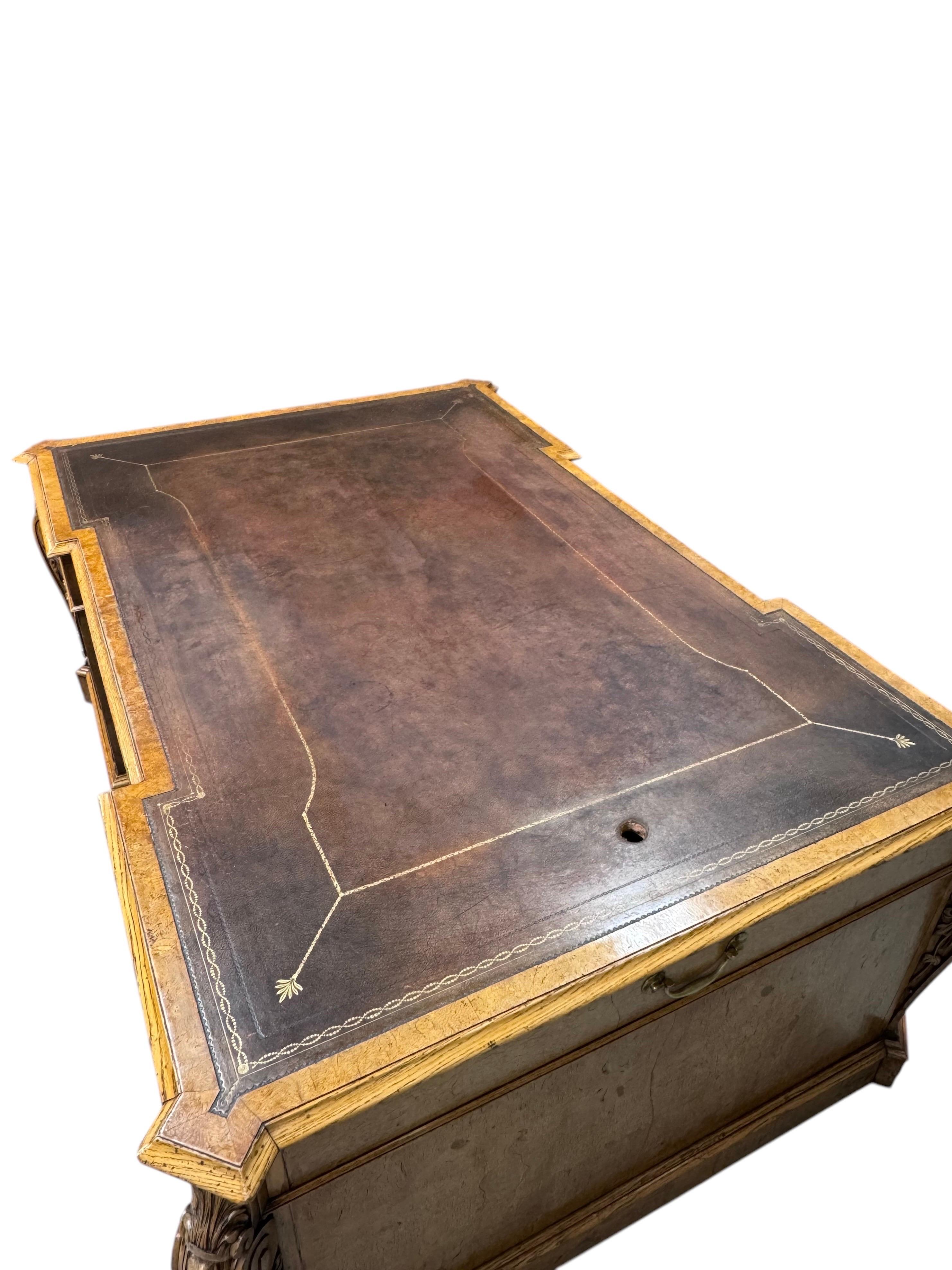 Scrivania in Oak, Inglese, XIX secolo. La scrivania è composta da 2 piedistalli
& un piano, smontato in 3 pezzi 3 cassetti superiori su ogni lato della scrivania con 3 cassetti superiori. 2 ante su un lato e 6 cassetti sull'altro. 2 maniglie di