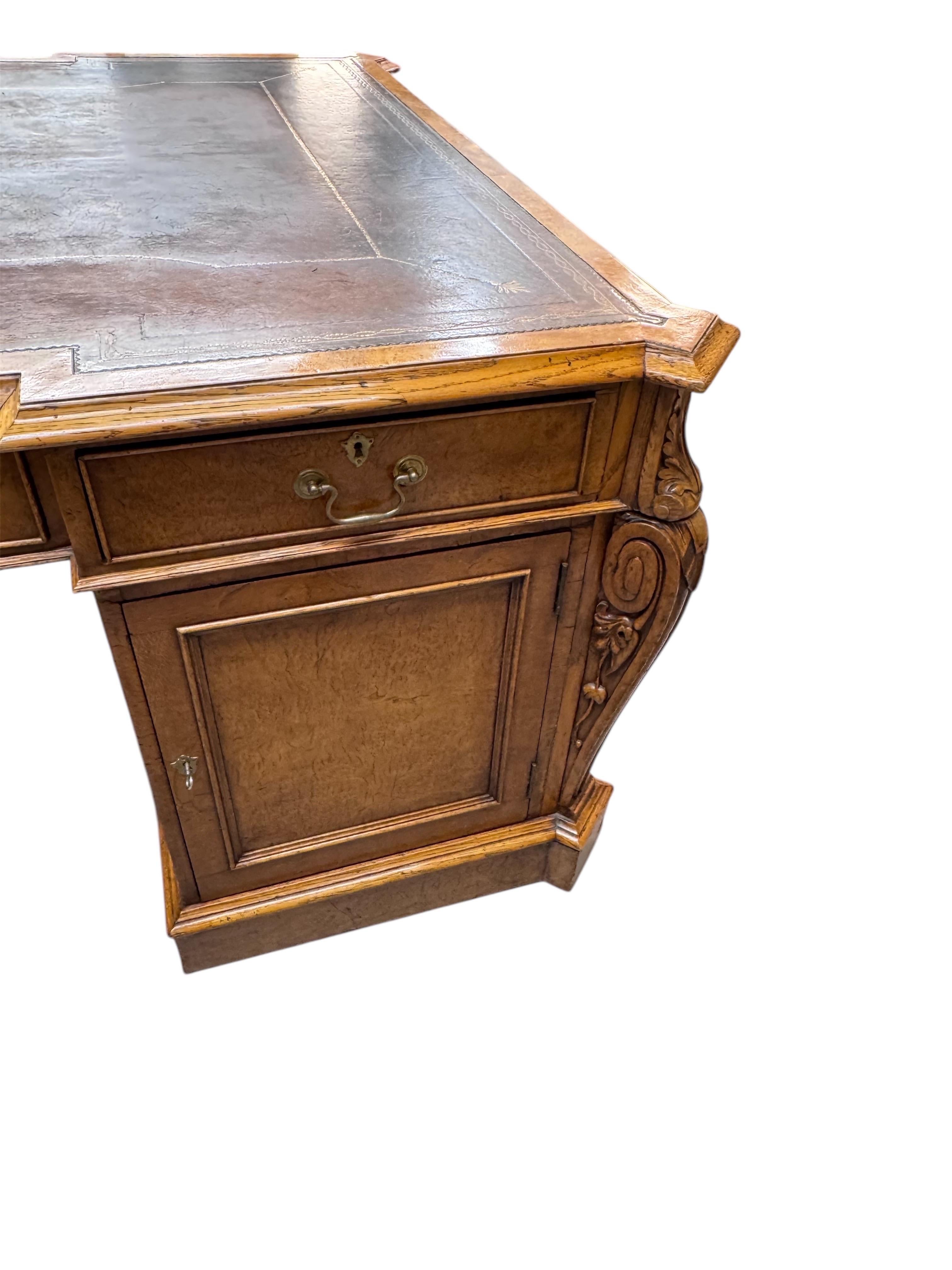 Scrivania con due piedistalli in pelle, Oak inglese, XIX secolo In condizioni buone in vendita a Huntington, NY