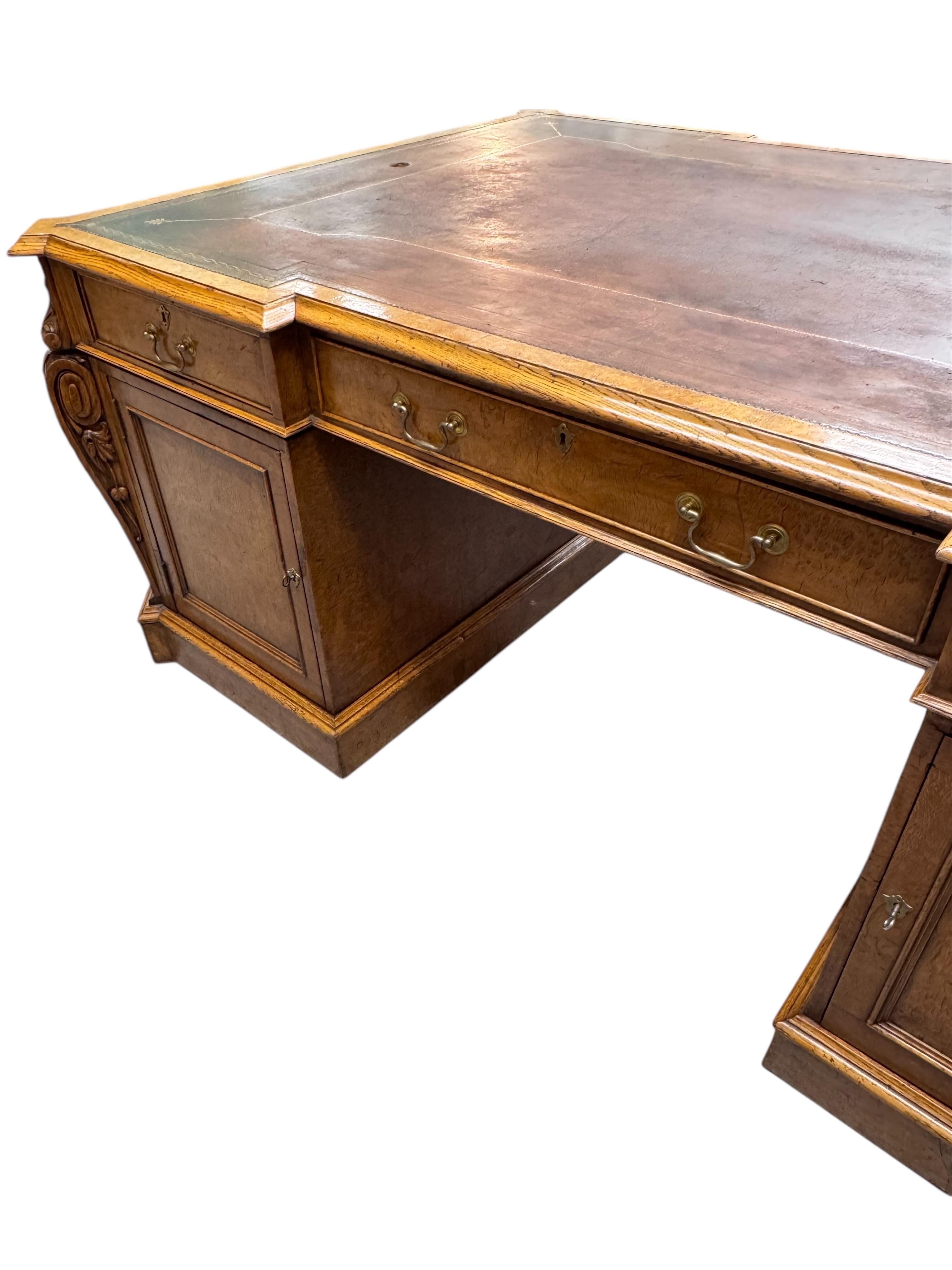 Ottone Scrivania con due piedistalli in pelle, Oak inglese, XIX secolo in vendita