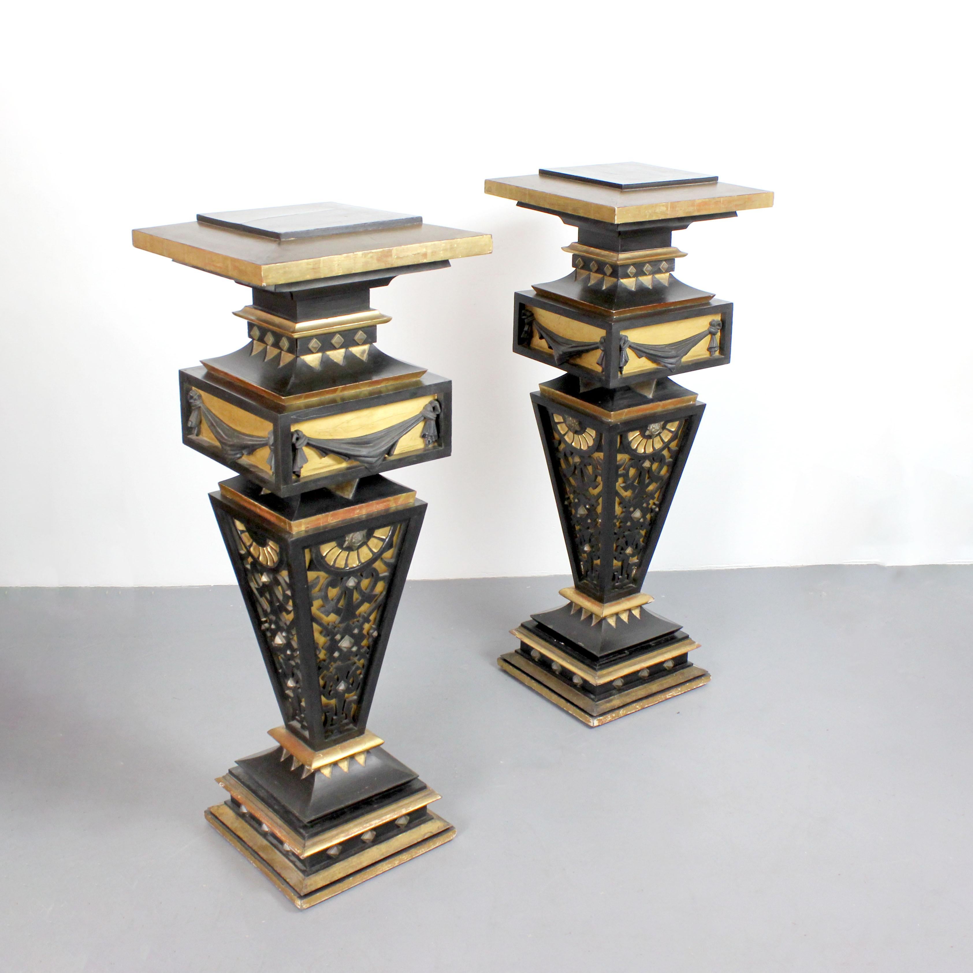 Two pedestals made of wood, gilded and painted black with details in gold bronze In Good Condition For Sale In Madrid, España