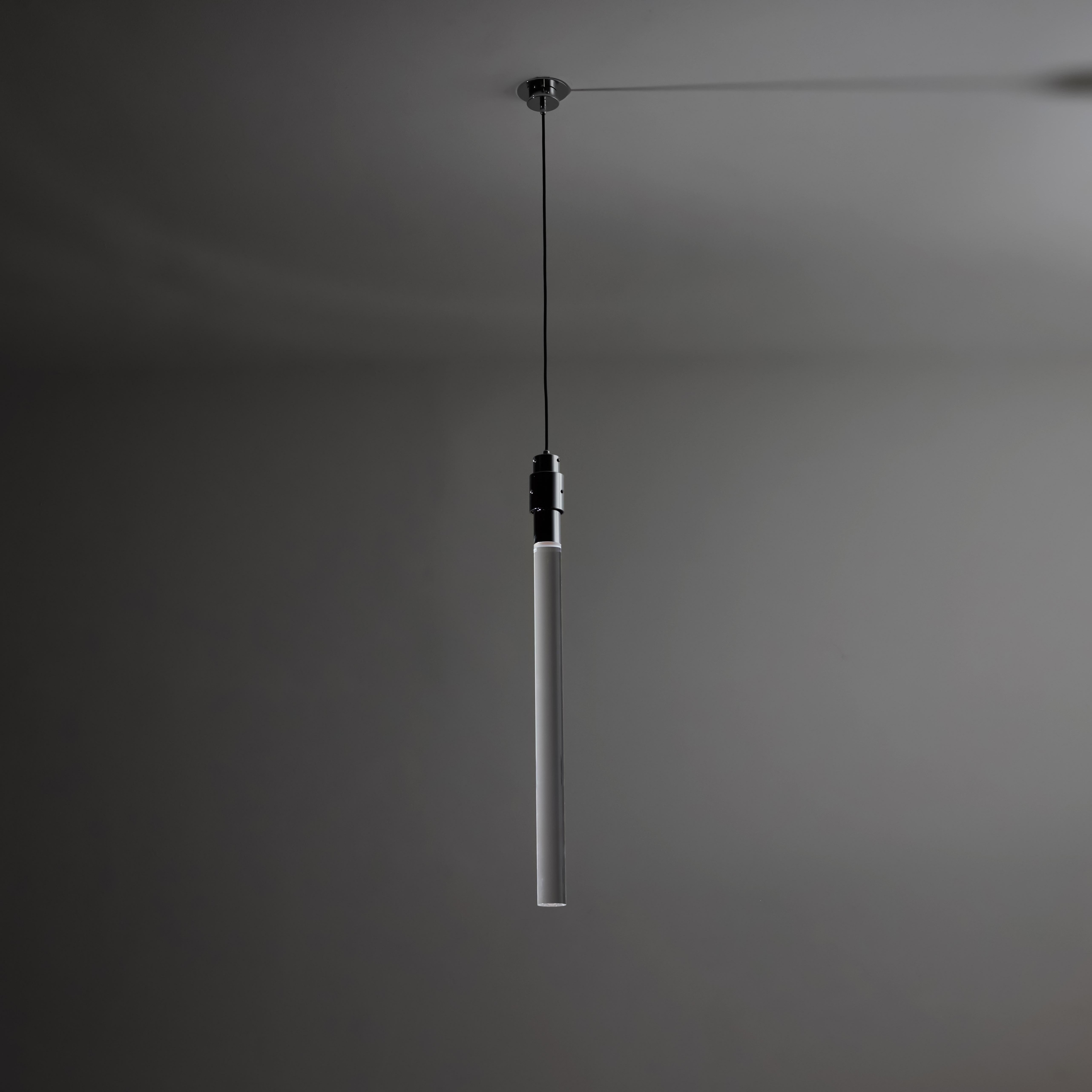 Ciondolo di Angelo Mangiarotti per Skipper and Pollux. Prodotto in Italia, circa 1962. Plexiglass e cromo. Piastra a soffitto cromata personalizzata. Cablato per gli standard americani. Si consiglia una lampadina E14 da 15w al massimo per ogni