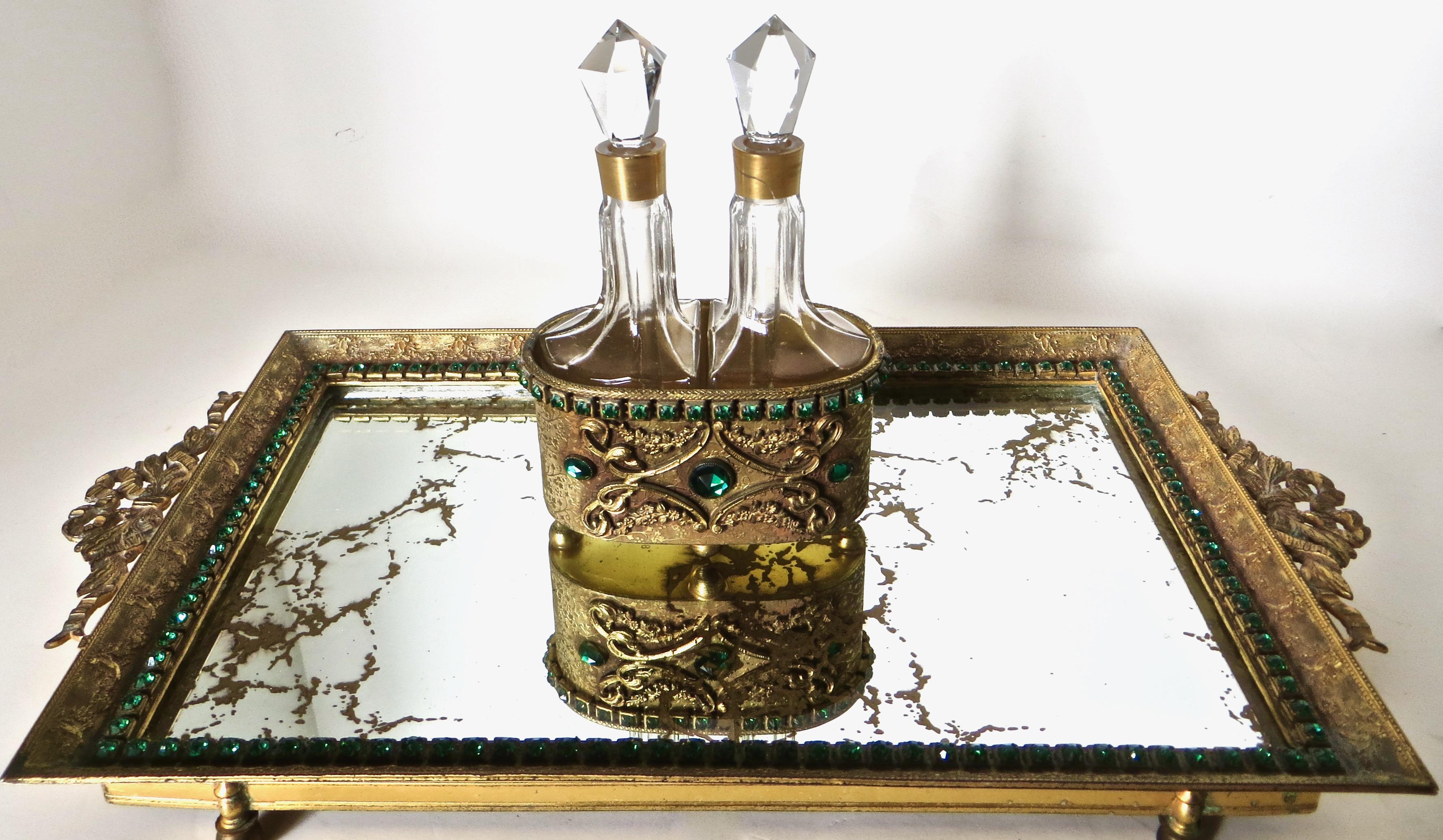Ein Paar zusammengehöriger Parfümflakons aus Kristall in einer vergoldeten Schatulle mit Juwelen, die auf einem reich verzierten Spiegeltablett ruht. Der Hersteller ist E. & J. Bass (gekennzeichnet mit 