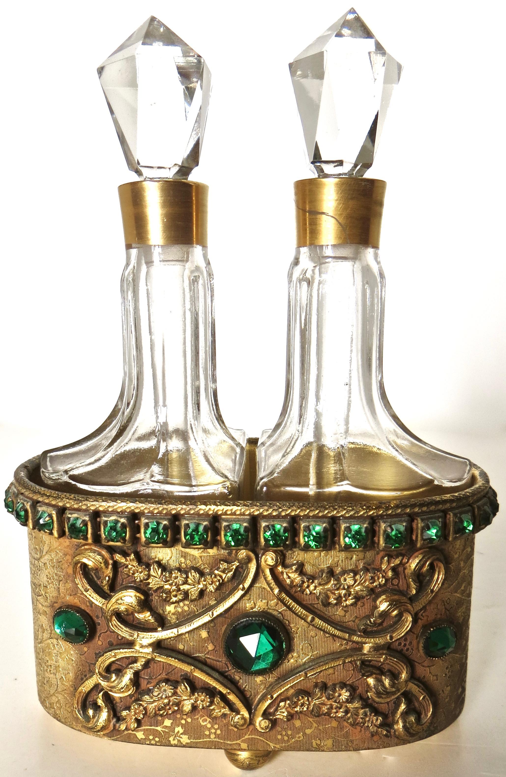 Zwei Parfümflaschen in passender Schatulle auf verziertem Tablett von E. & J. Bass, um 1900 im Zustand „Gut“ im Angebot in Incline Village, NV