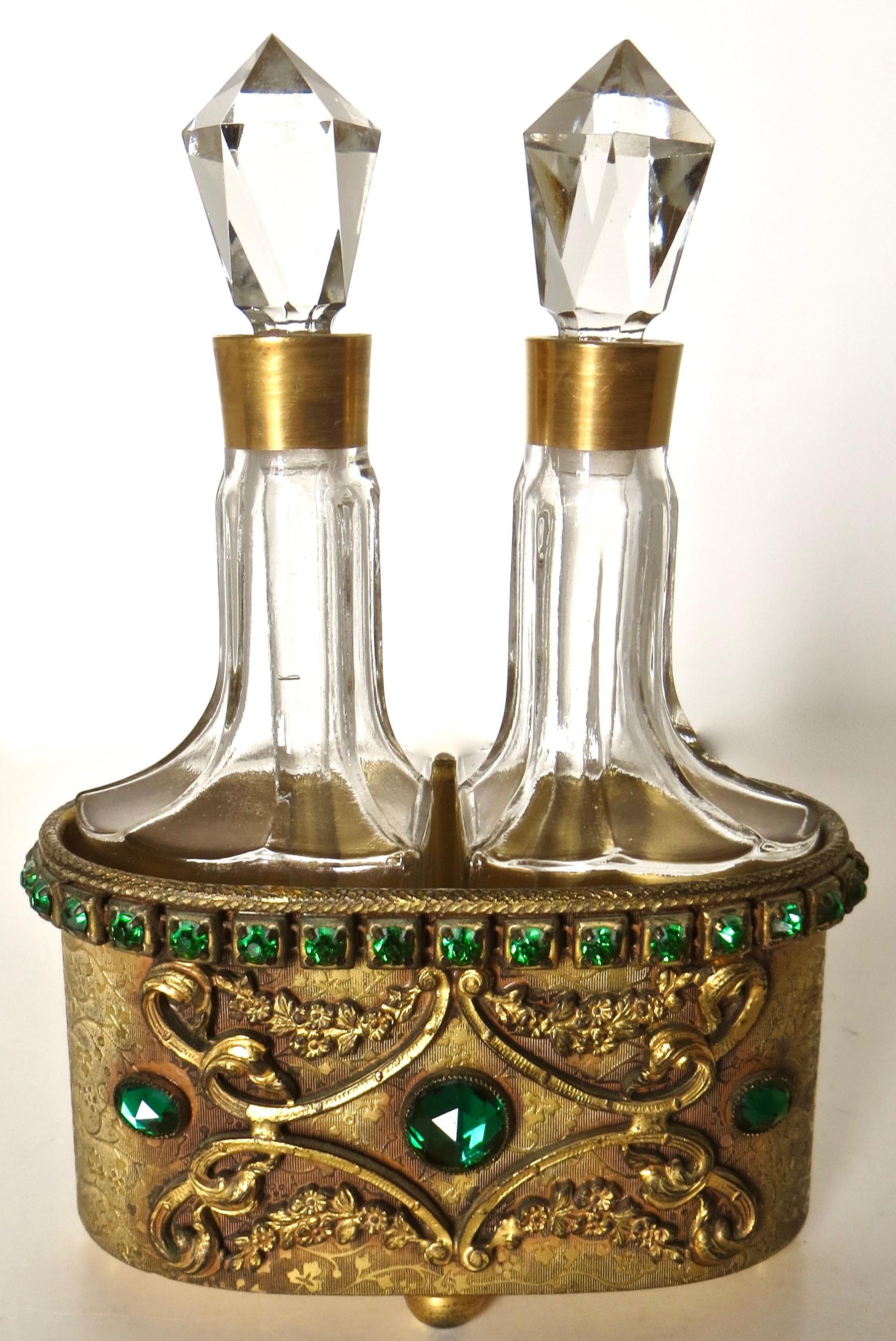 Zwei Parfümflaschen in passender Schatulle auf verziertem Tablett von E. & J. Bass, um 1900 (Frühes 20. Jahrhundert) im Angebot