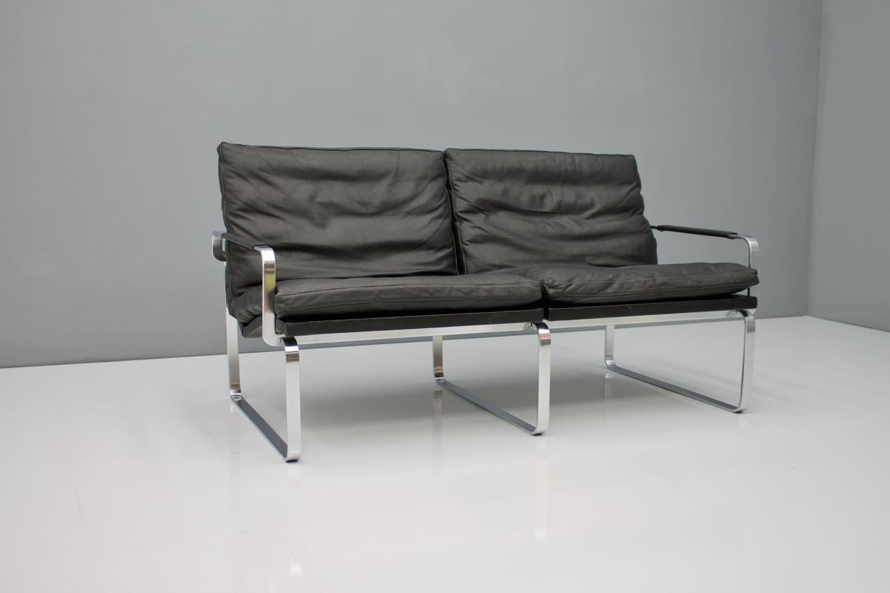 Seltenes schwarzes Sofa aus Leder und Stahl von Jørgen Lund & Ole Larsen für Bo-Ex, BO-911, ca. 1960er Jahre.
Sehr guter Originalzustand.

 
