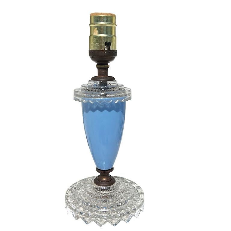 Ein Paar zierliche Tischlampen aus blauem Glas im Art déco-Stil. Jede Leuchte ist aus Glas gefertigt und verfügt über einen Druckknopfschalter und ein braunes Kabel. Die gestuften Glassockel sind rund und von unten in einem geometrischen Muster