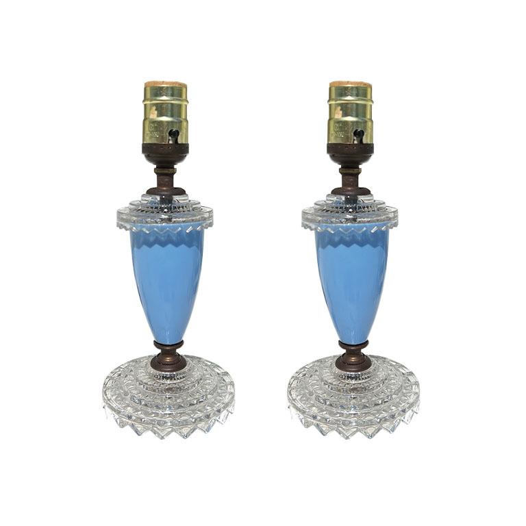 Zwei zierliche Art-Deco-Tischlampen aus blauem geschliffenem Glas - ein Paar (Art nouveau) im Angebot