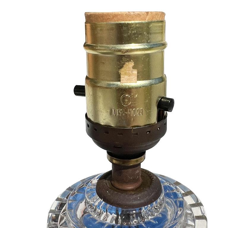 Zwei zierliche Art-Deco-Tischlampen aus blauem geschliffenem Glas - ein Paar (amerikanisch) im Angebot