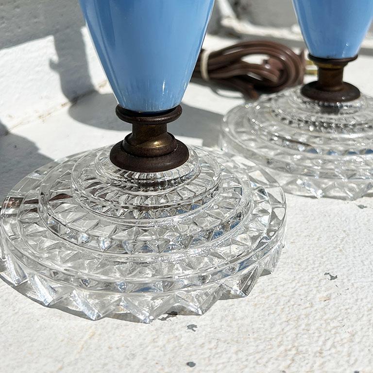 Zwei zierliche Art-Deco-Tischlampen aus blauem geschliffenem Glas - ein Paar im Zustand „Gut“ im Angebot in Oklahoma City, OK