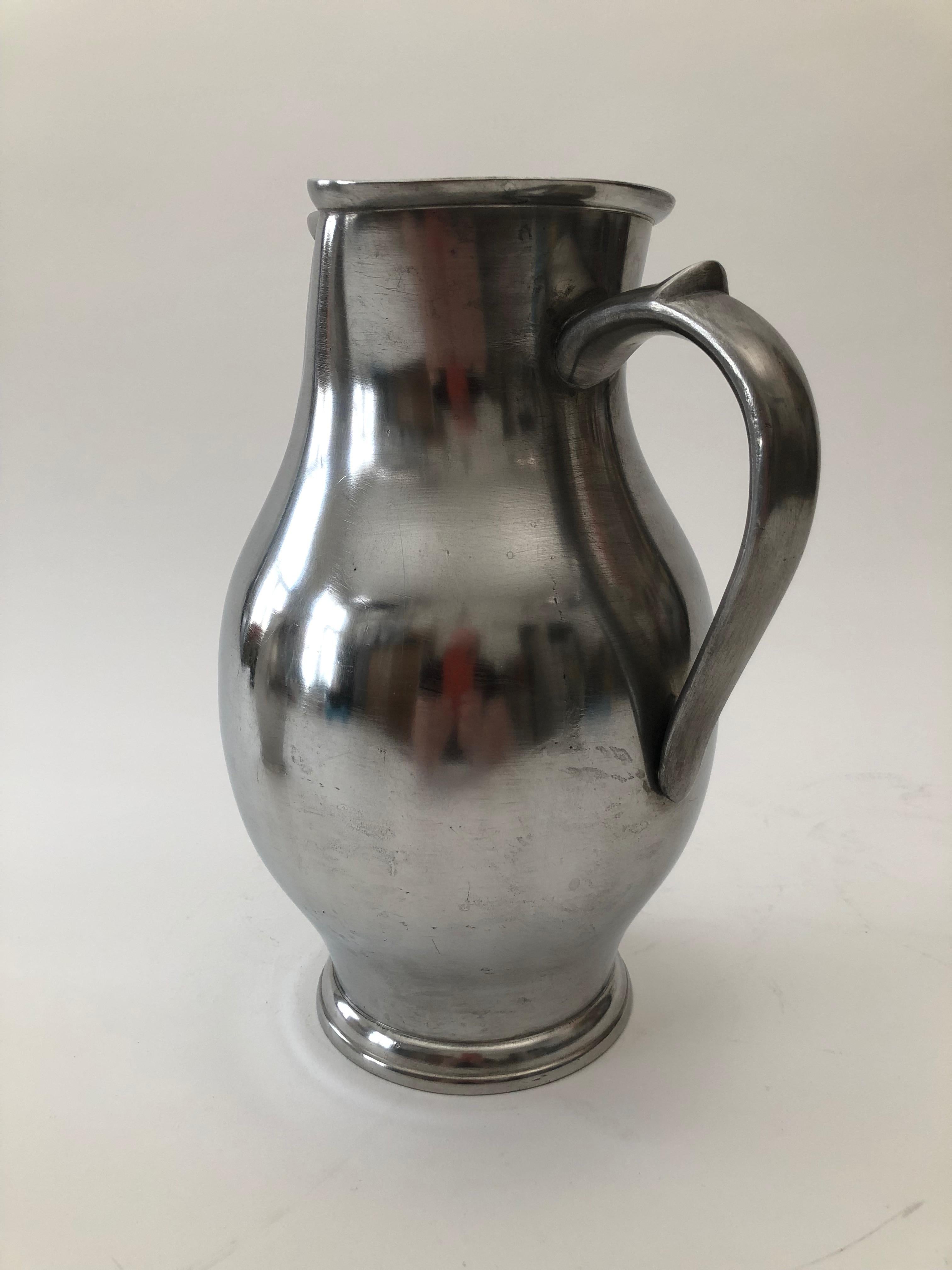 Two Pewter Wine Jugs from the Wiener Zin Manufacture Dated 1837 In Good Condition For Sale In Vienna, Austria