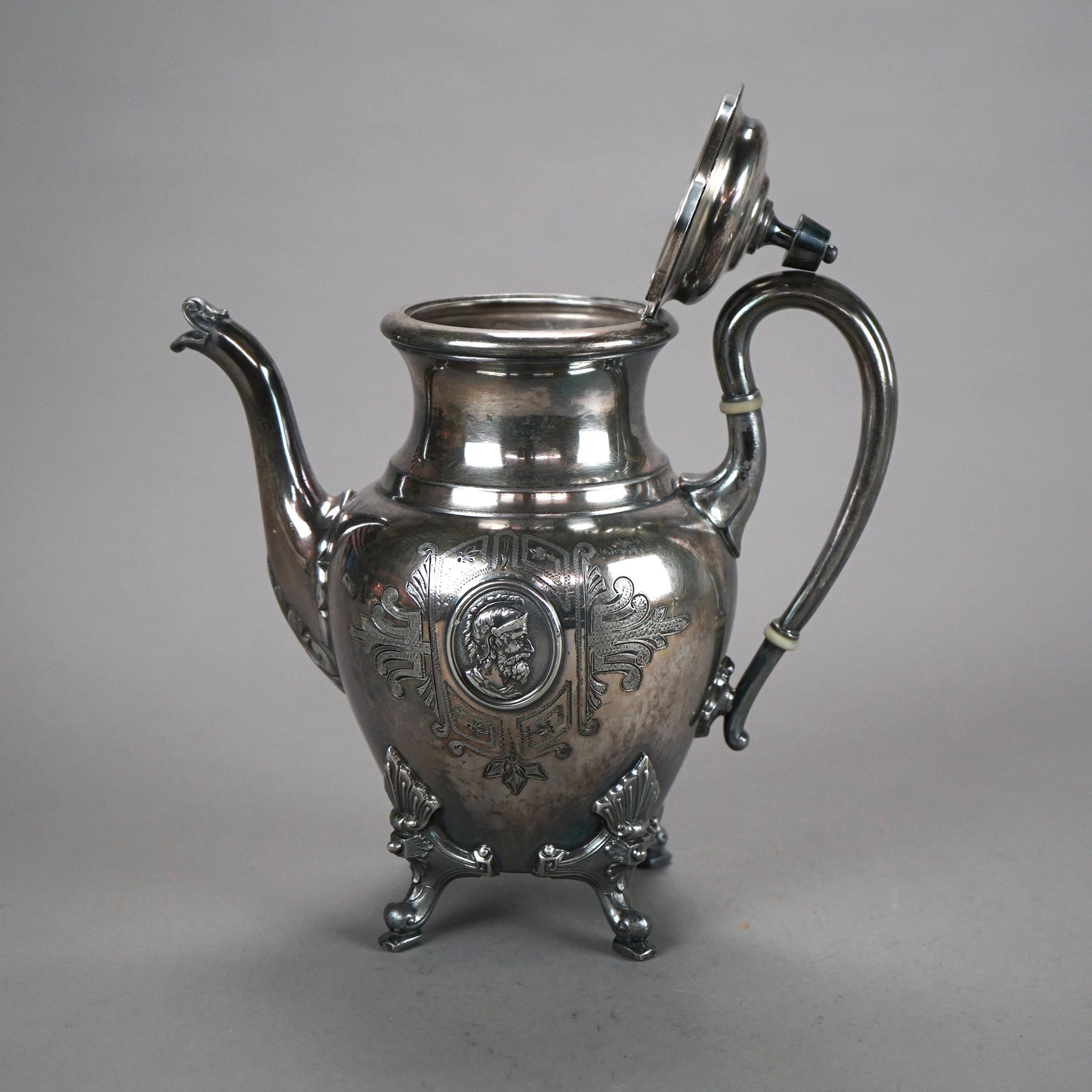 Set da tè antico in argento placcato con incisione e cammeo di guerriero, due pezzi C1890

Misure - 9,5 