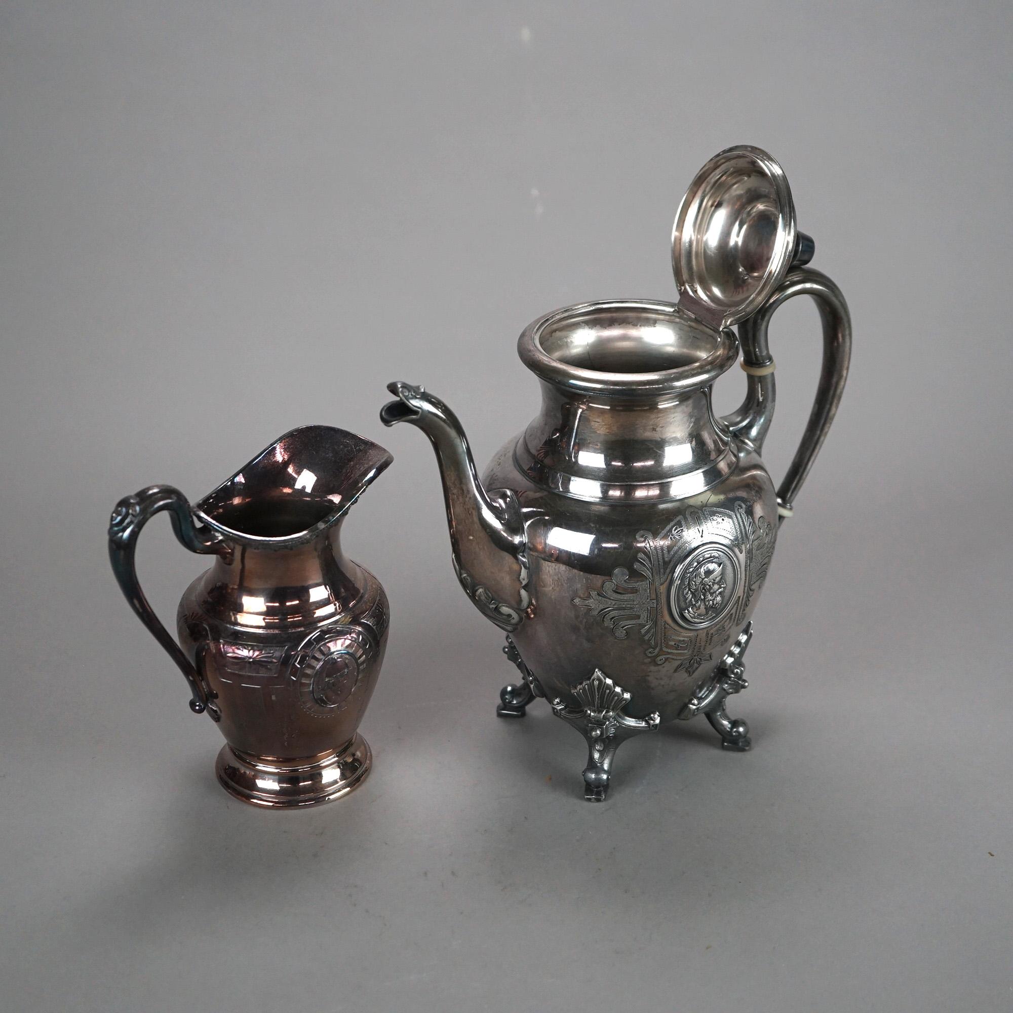 XIX secolo Set da tè antico in argento placcato con figure e cammeo di guerriero, due pezzi C1890 in vendita