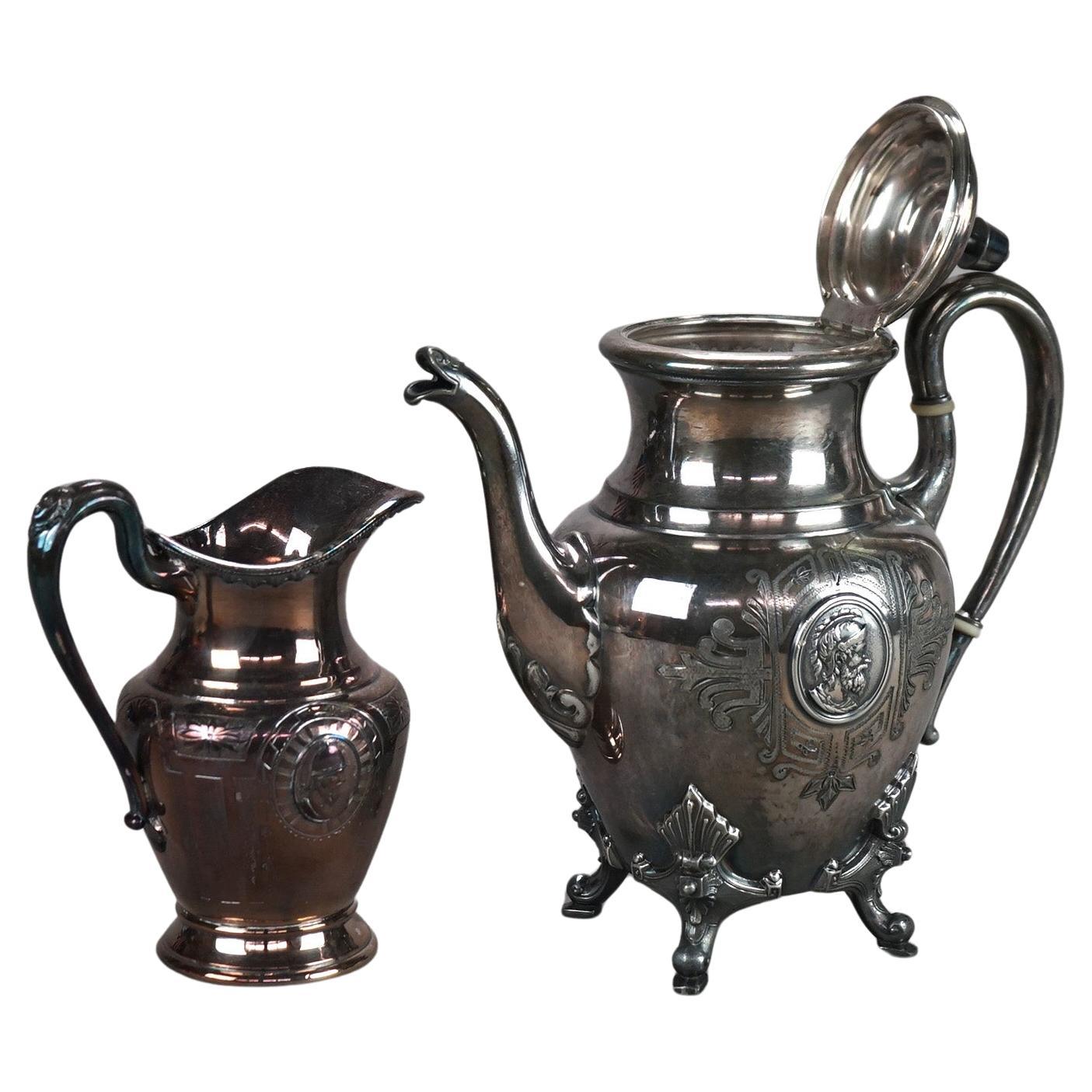 Set da tè antico in argento placcato con figure e cammeo di guerriero, due pezzi C1890 in vendita