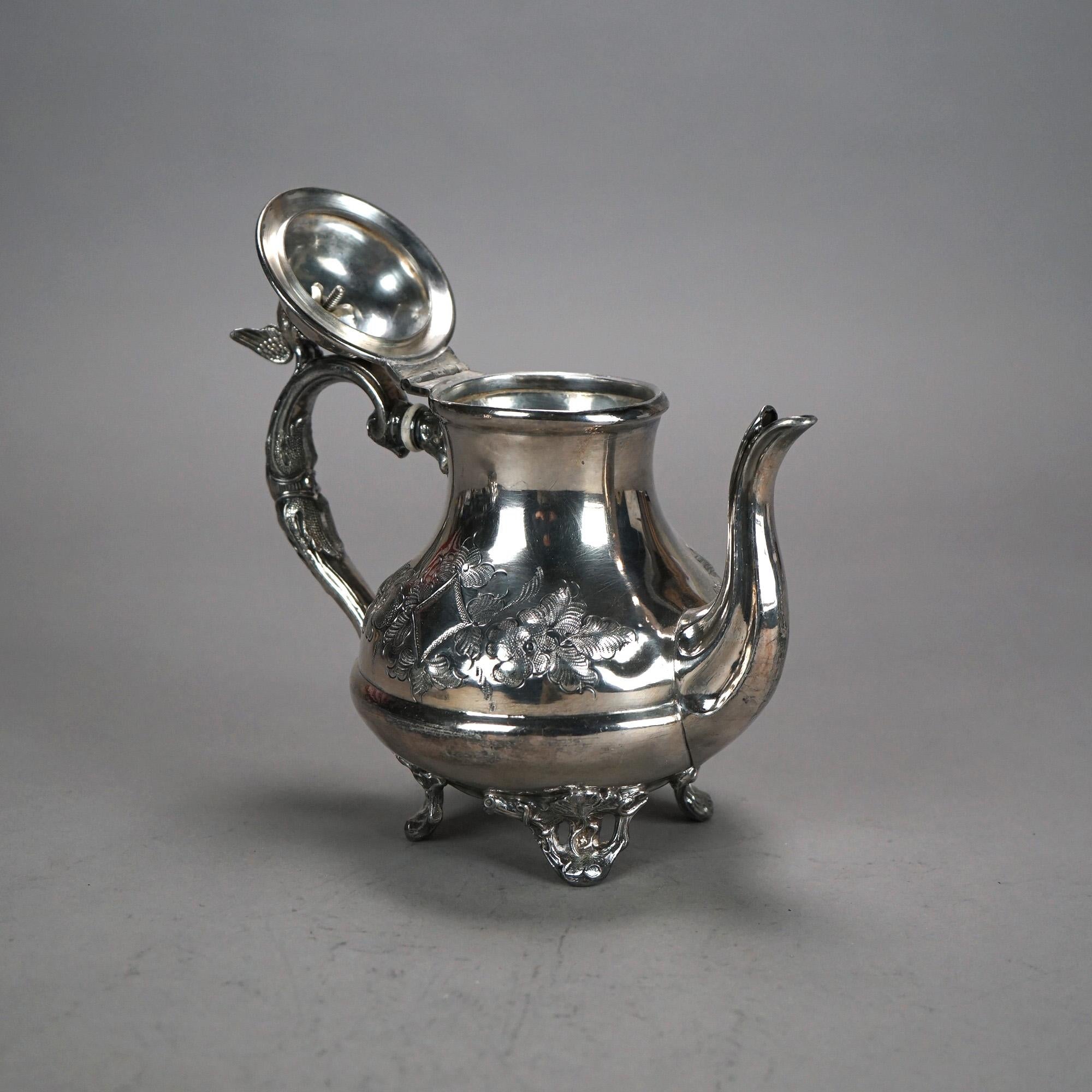 Servizio da tè antico a due pezzi con piedini e figure in argento placcato con incisione a fogliame e uccellino C1890

Misure - 8,25 