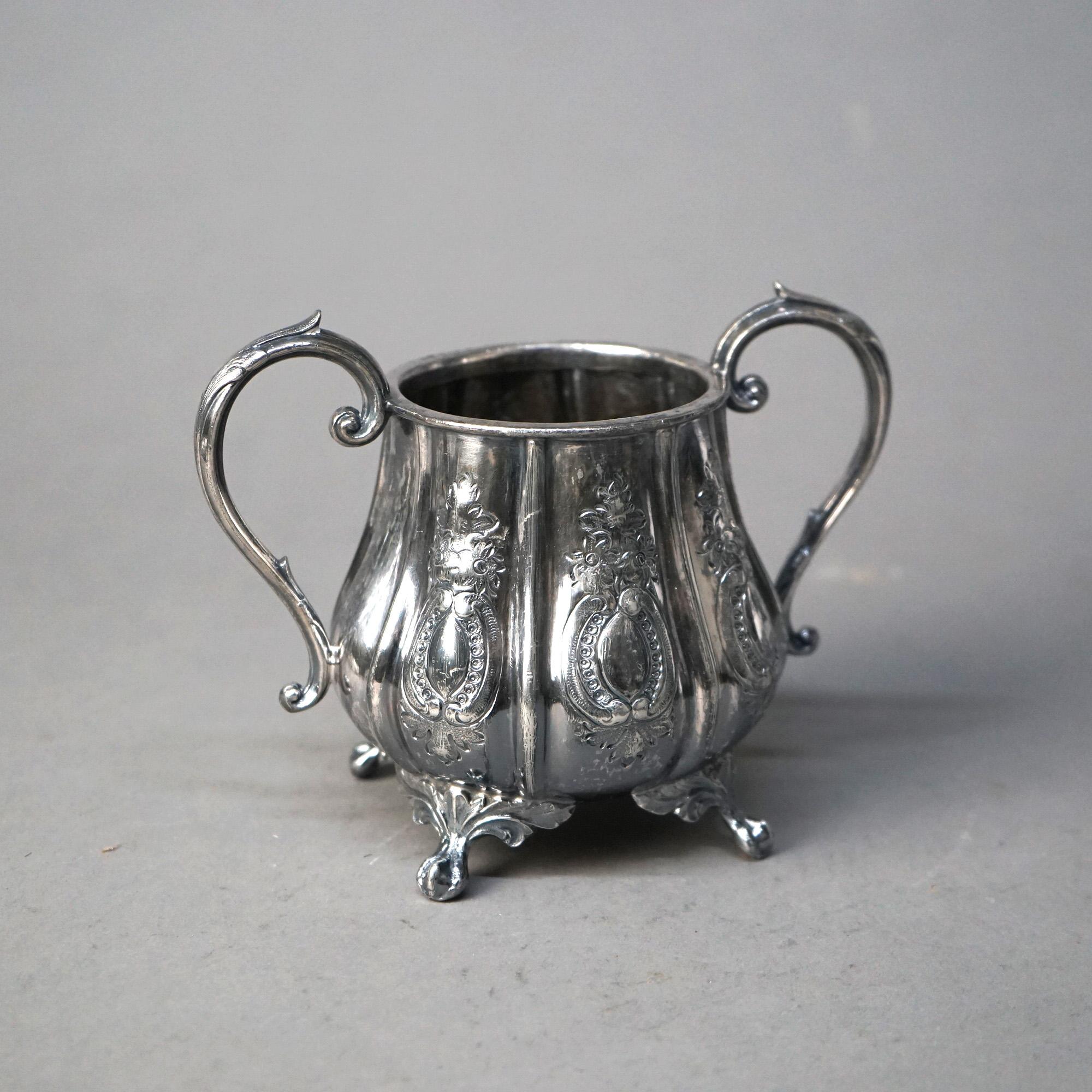 Servizio da tè con piedi a zampa d'asino in due pezzi, placcato in argento, con corpetto a melone e incisione C1890

Misure: 5,25