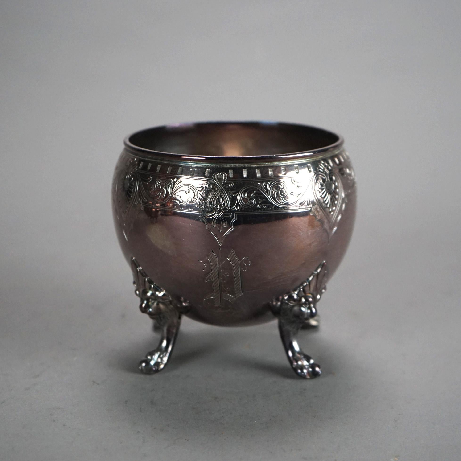 Set da tè con piedi a zampa d'asino in due pezzi, placcato in argento, con incisione a fogliame, C1890

Misure - 5 