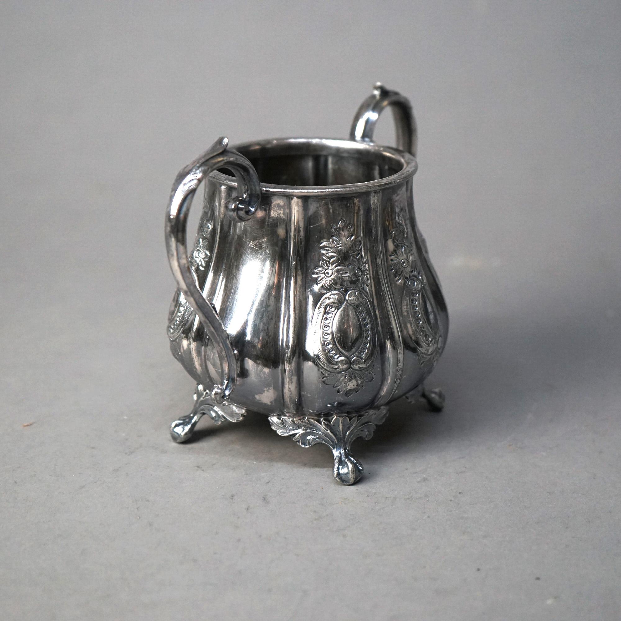 Set da tè con piedi a zampa d'asino in due pezzi antichi placcati in argento C1890 In condizioni buone in vendita a Big Flats, NY