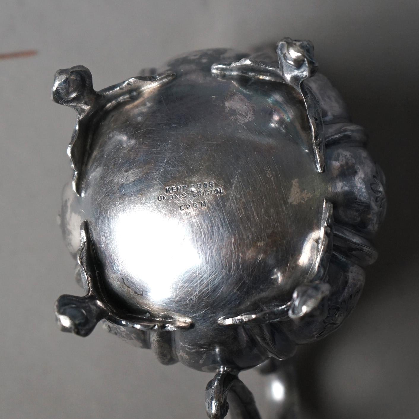 XIX secolo Set da tè con piedi a zampa d'asino in due pezzi antichi placcati in argento C1890 in vendita