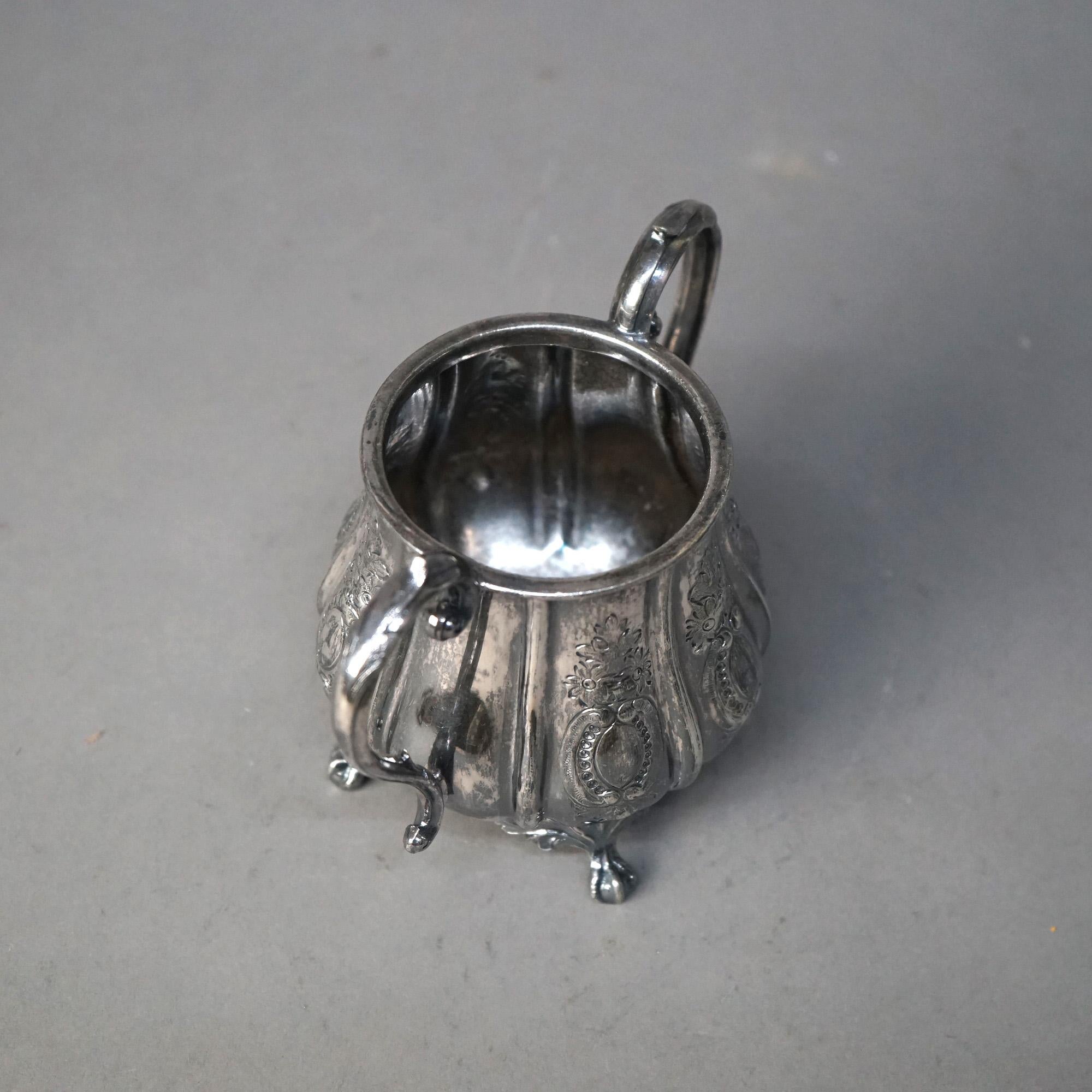 Set da tè con piedi a zampa d'asino in due pezzi antichi placcati in argento C1890 in vendita 1