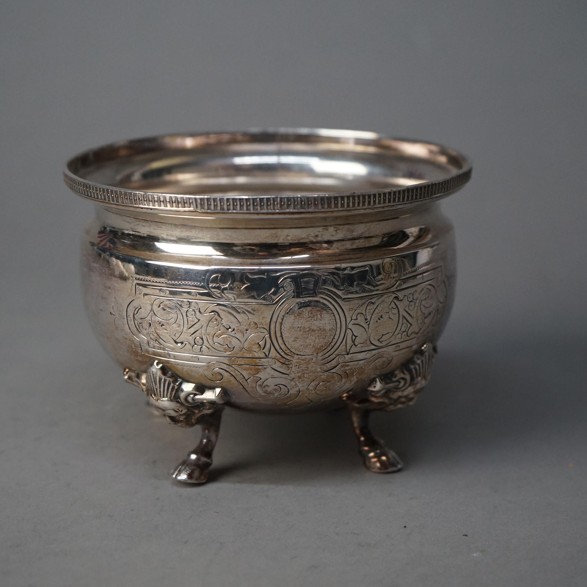 Juego antiguo grabado de dos piezas bañado en plata con azucarero con pie y cremera figurada con mascarilla C1890

Medidas - 4,75