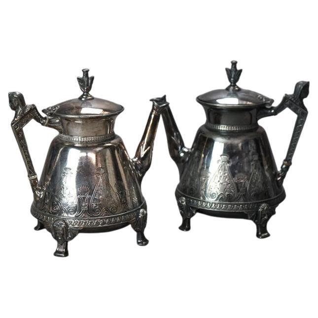 Deux pièces anciennes de théière figuratives et sur pied en métal argenté, vers 1890 en vente