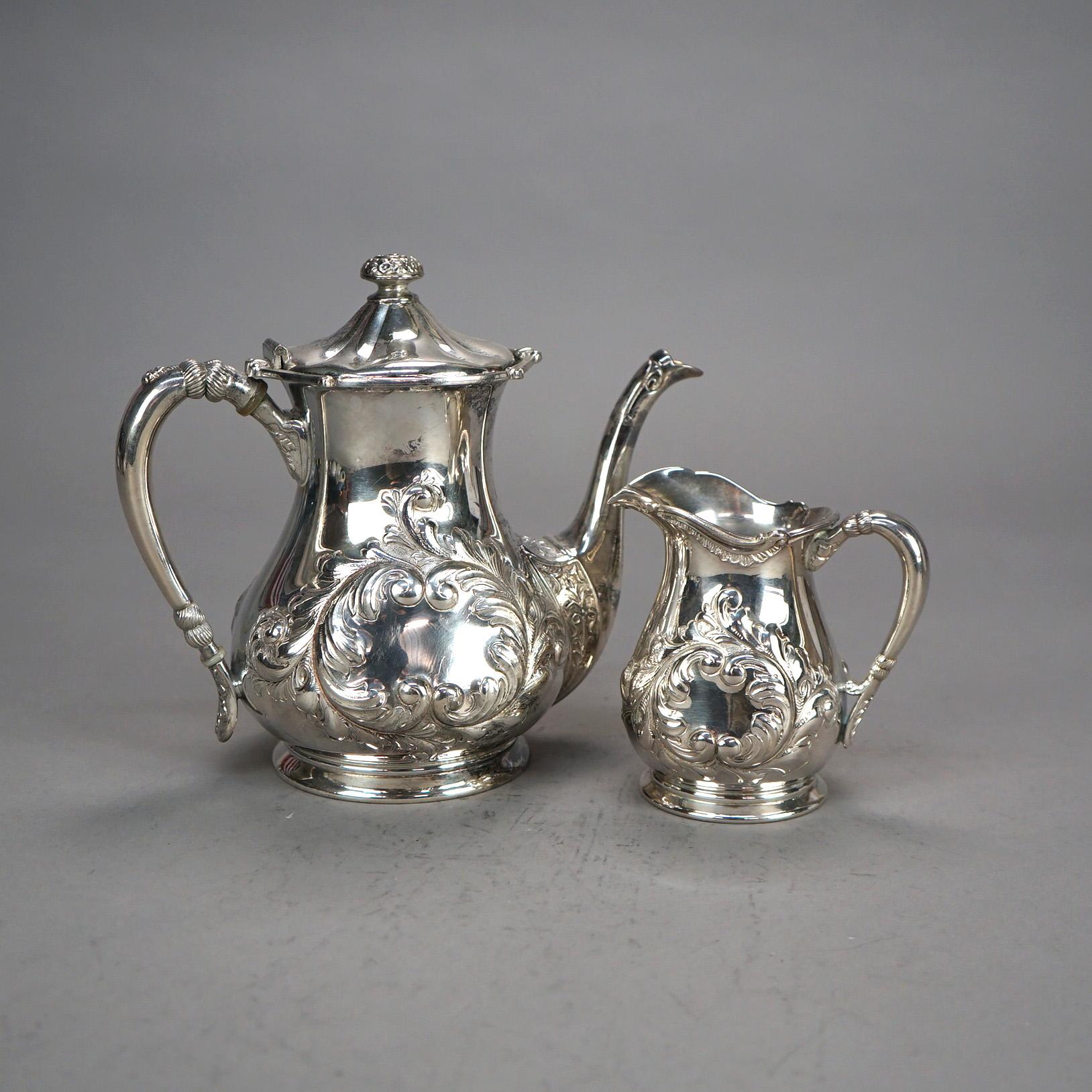 Set da tè antico in argento placcato in due pezzi con incisione a fogliame C1890 in vendita 1