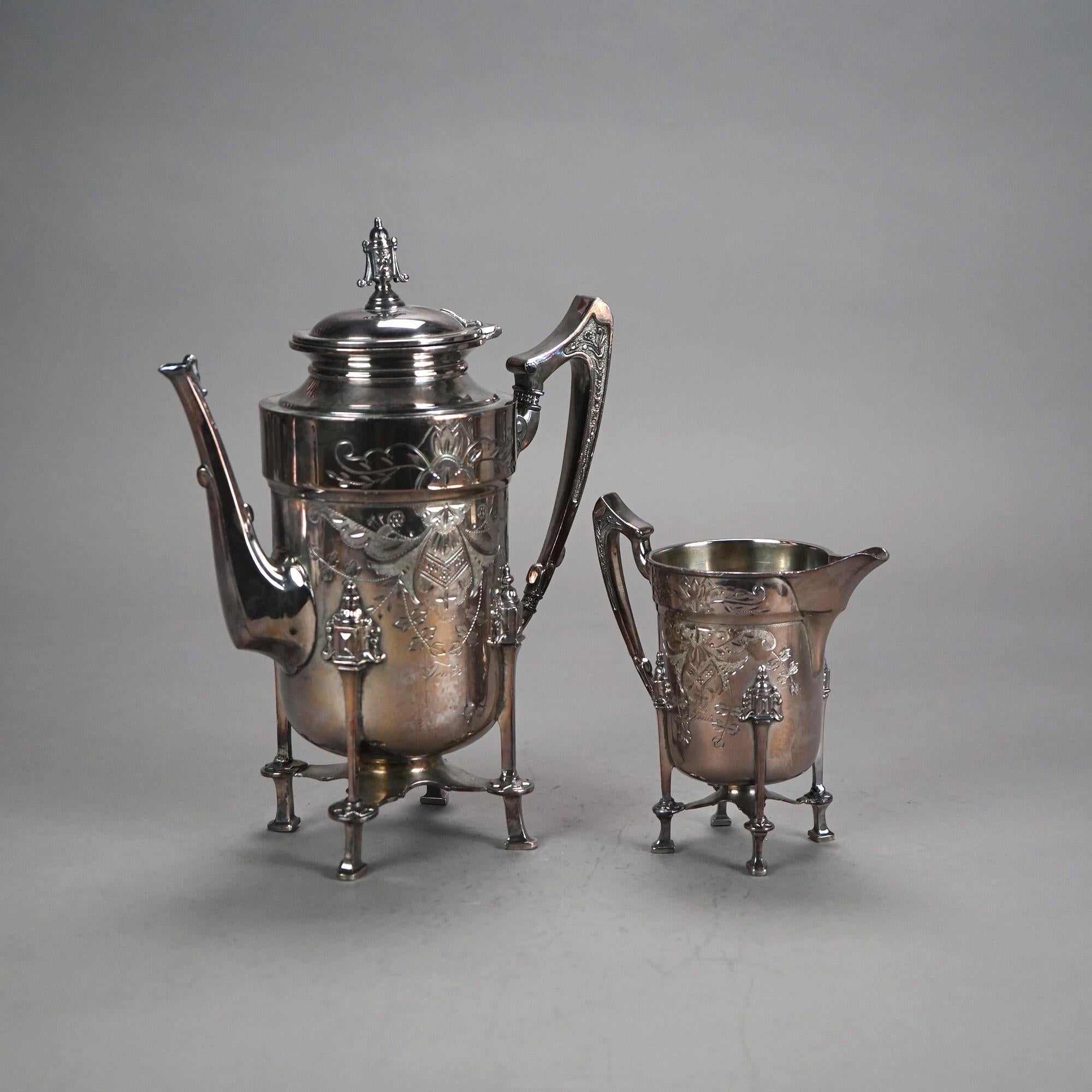 Set da tè antico in argento placcato in due pezzi con incisione a fogliame C1890 in vendita 2