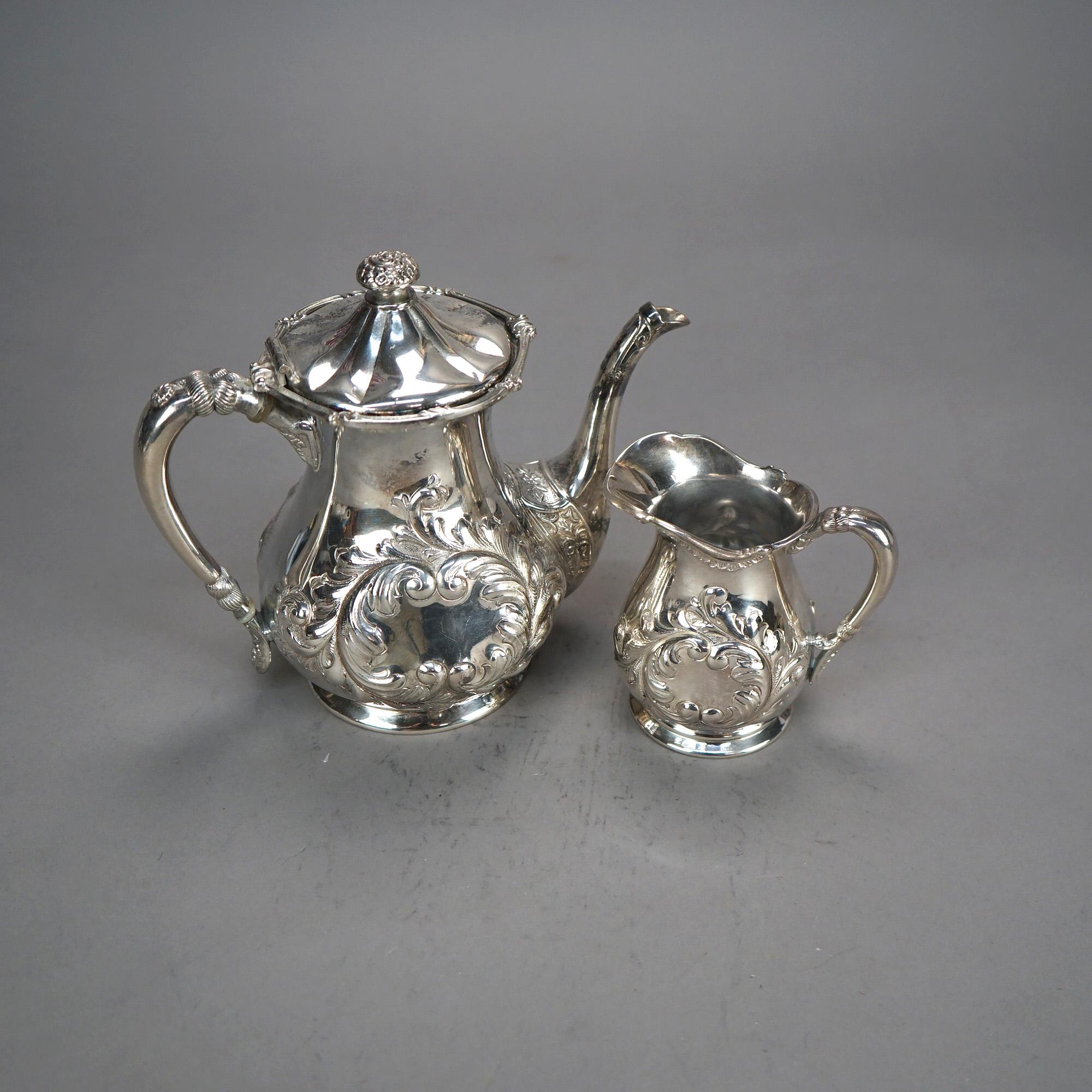 Set da tè antico in argento placcato in due pezzi con incisione a fogliame C1890 in vendita 2